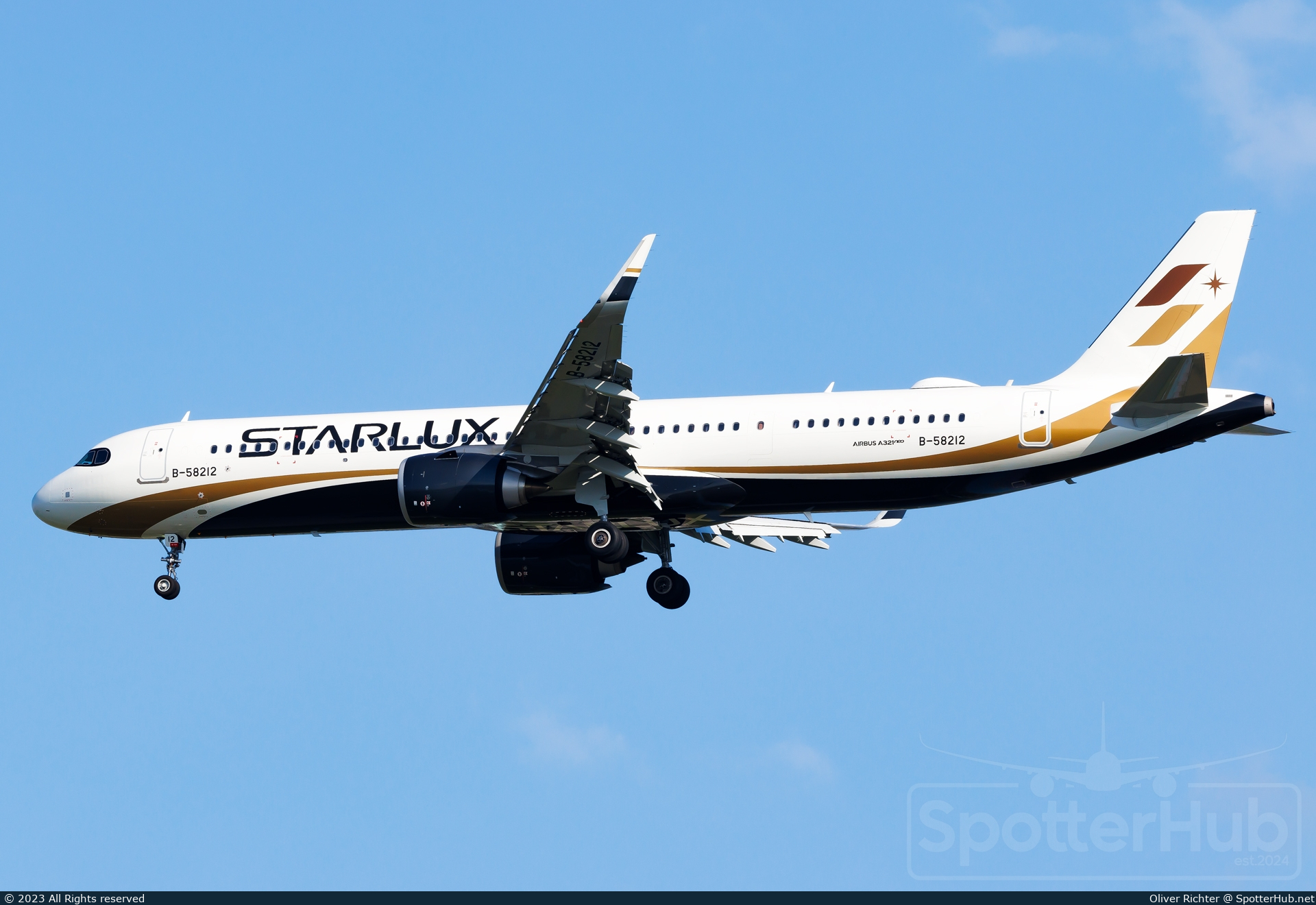 Photo of B-58212 - Airbus A321-252NX operated by Starlux