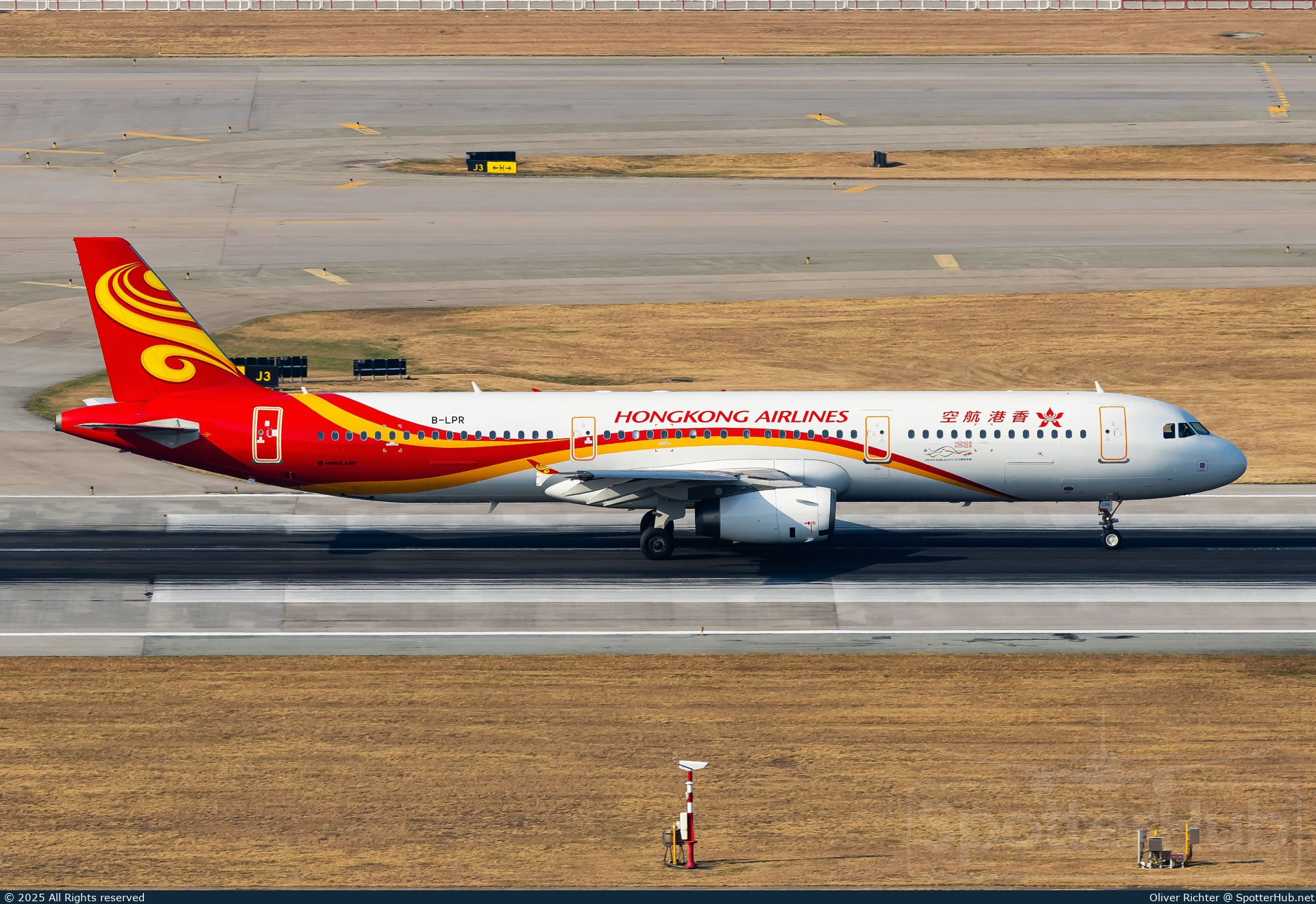 Photo of B-LPR - Airbus A321-231 operated by Hong Kong Airlines