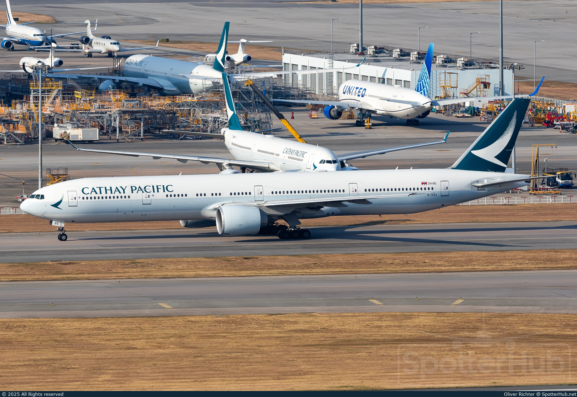 Photo of B-KQS - Boeing 777-367(ER) operated by Cathay Pacific Airways