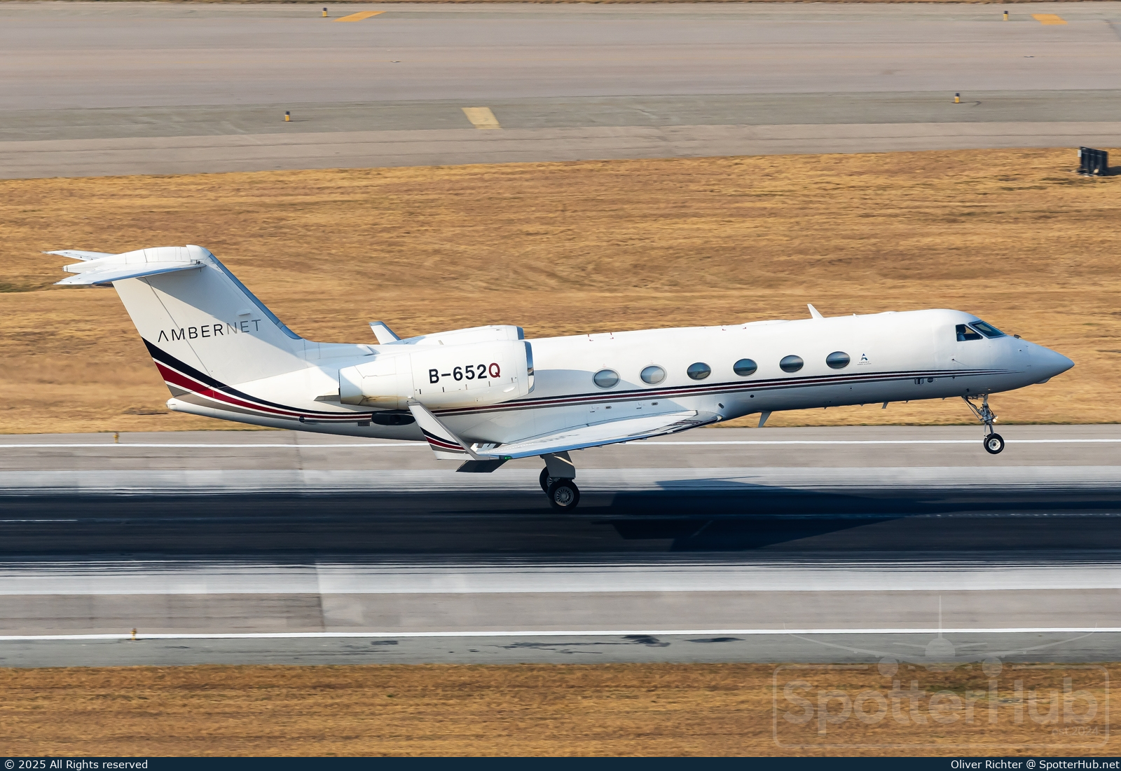Photo of B-652Q - Gulfstream GIV-X (G450) operated by Amber Aviation
