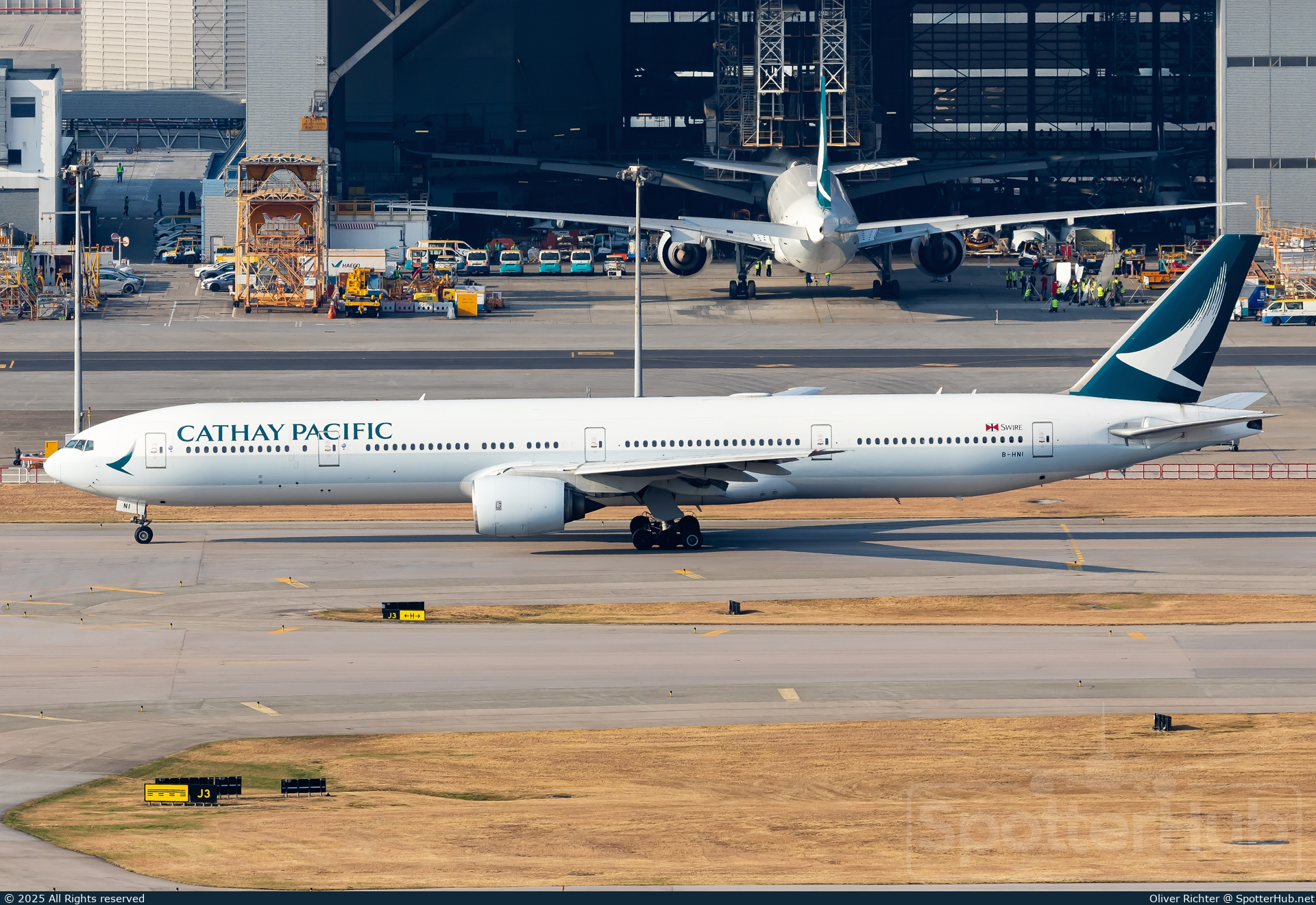 Photo of B-HNI - Boeing 777-367 operated by Cathay Pacific Airways