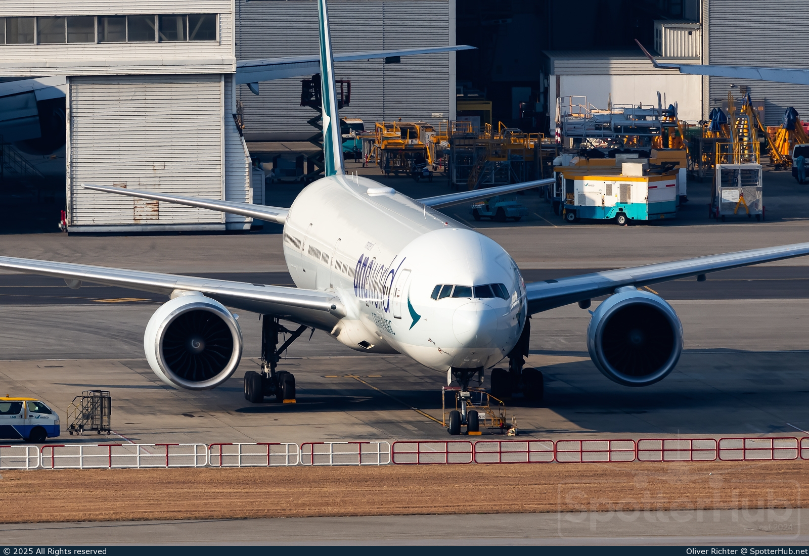 Photo of B-KQI - Boeing 777-367(ER) operated by Cathay Pacific Airways