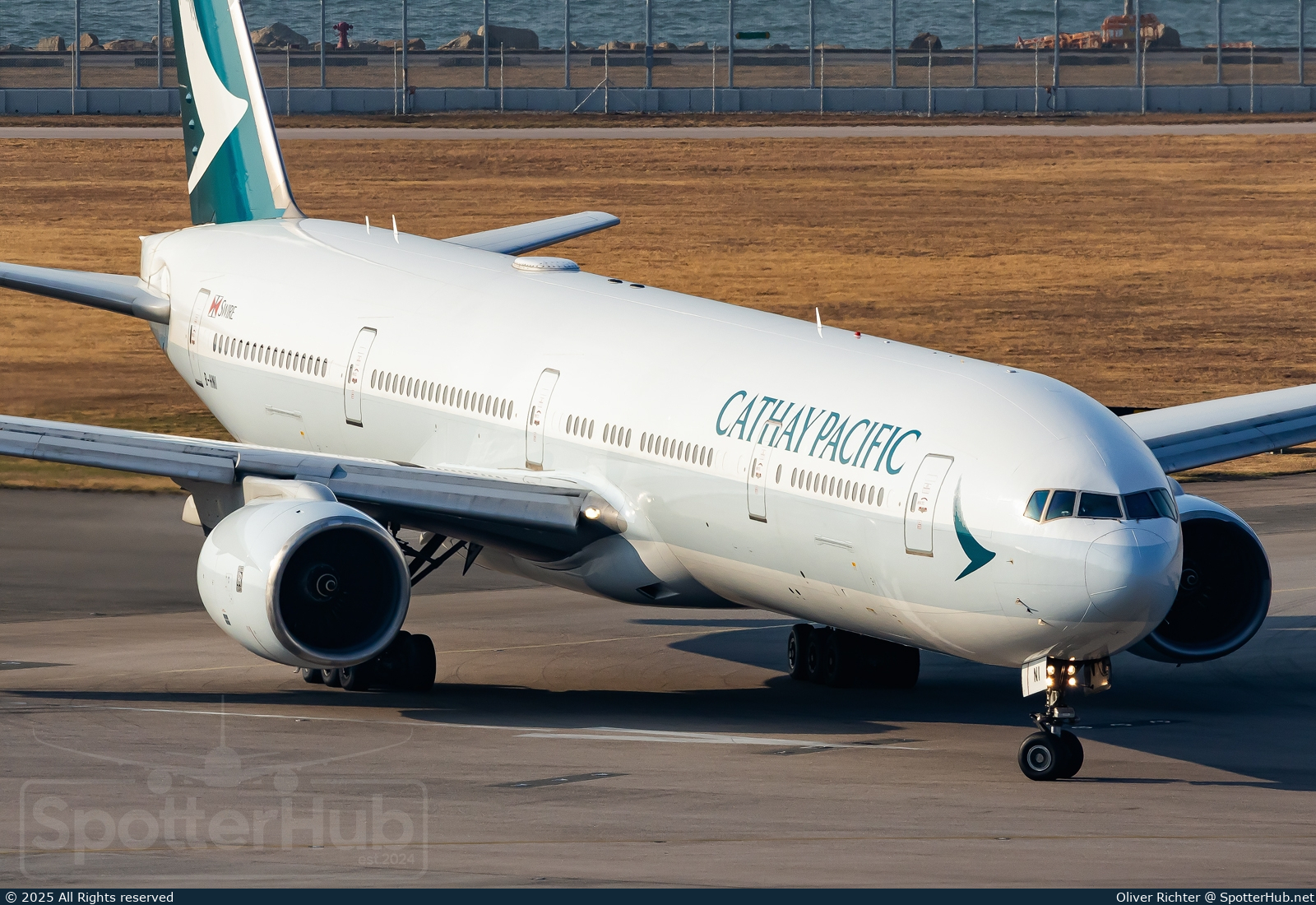 Photo of B-HNI - Boeing 777-367 operated by Cathay Pacific Airways