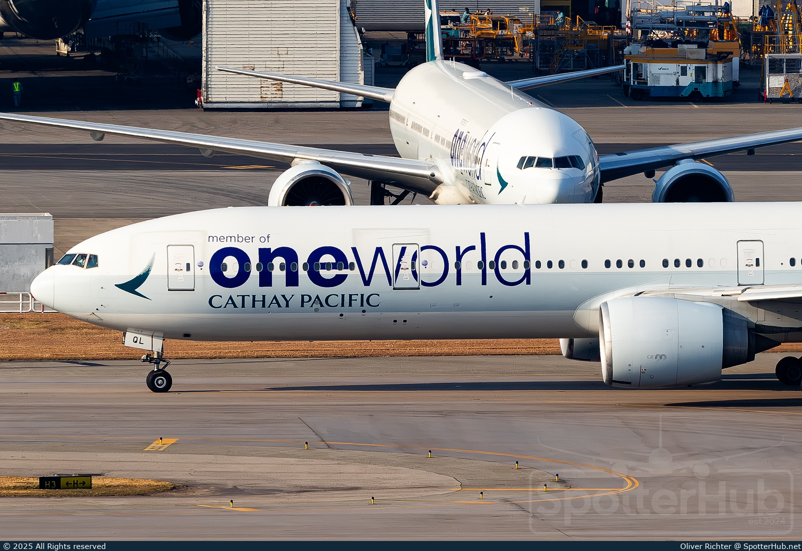 Photo of B-KQL - Boeing 777-367(ER) operated by Cathay Pacific Airways