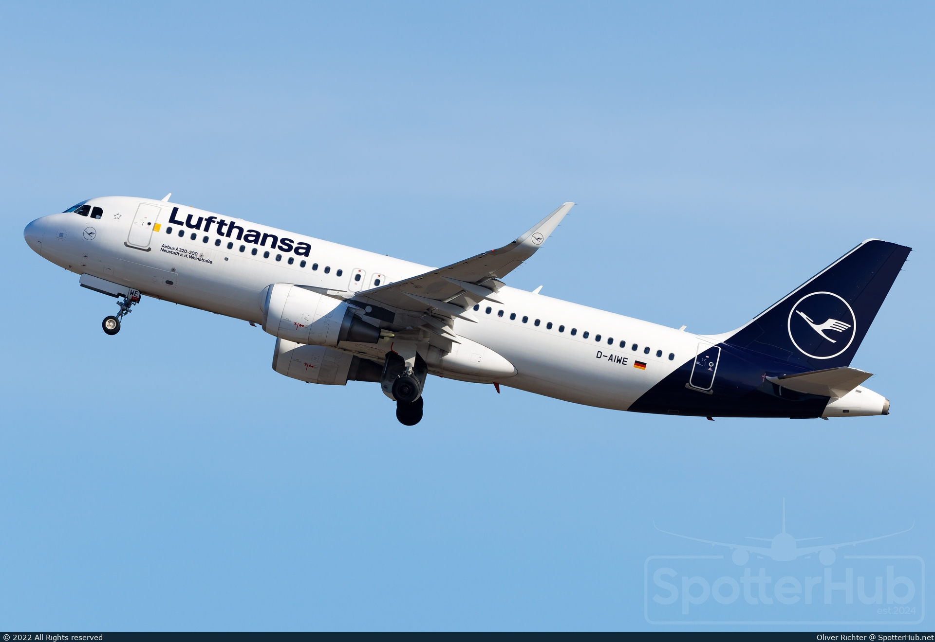 Photo of D-AIWE - Airbus A320-214 operated by Lufthansa