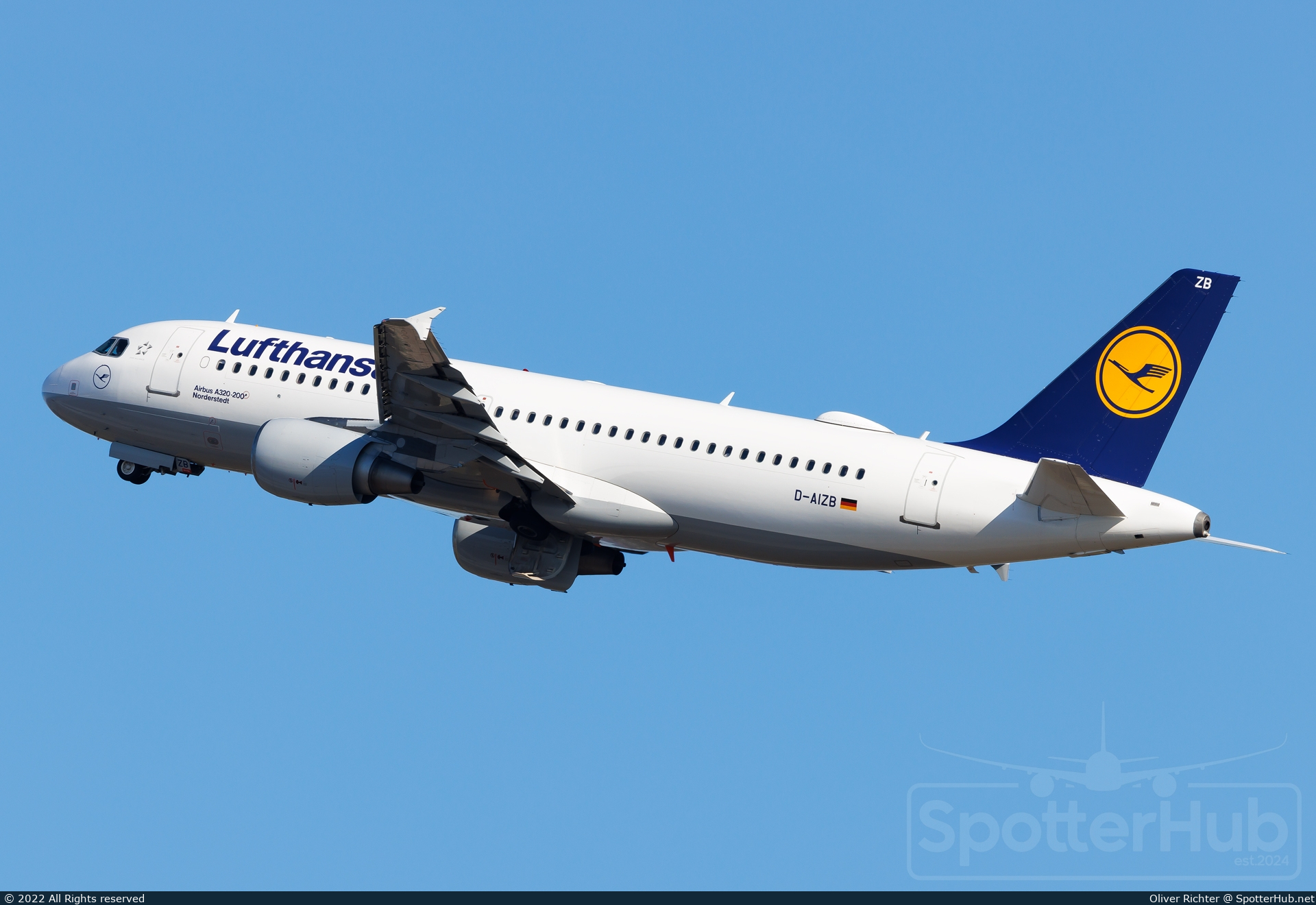 Photo of D-AIZB - Airbus A320-214 operated by Lufthansa