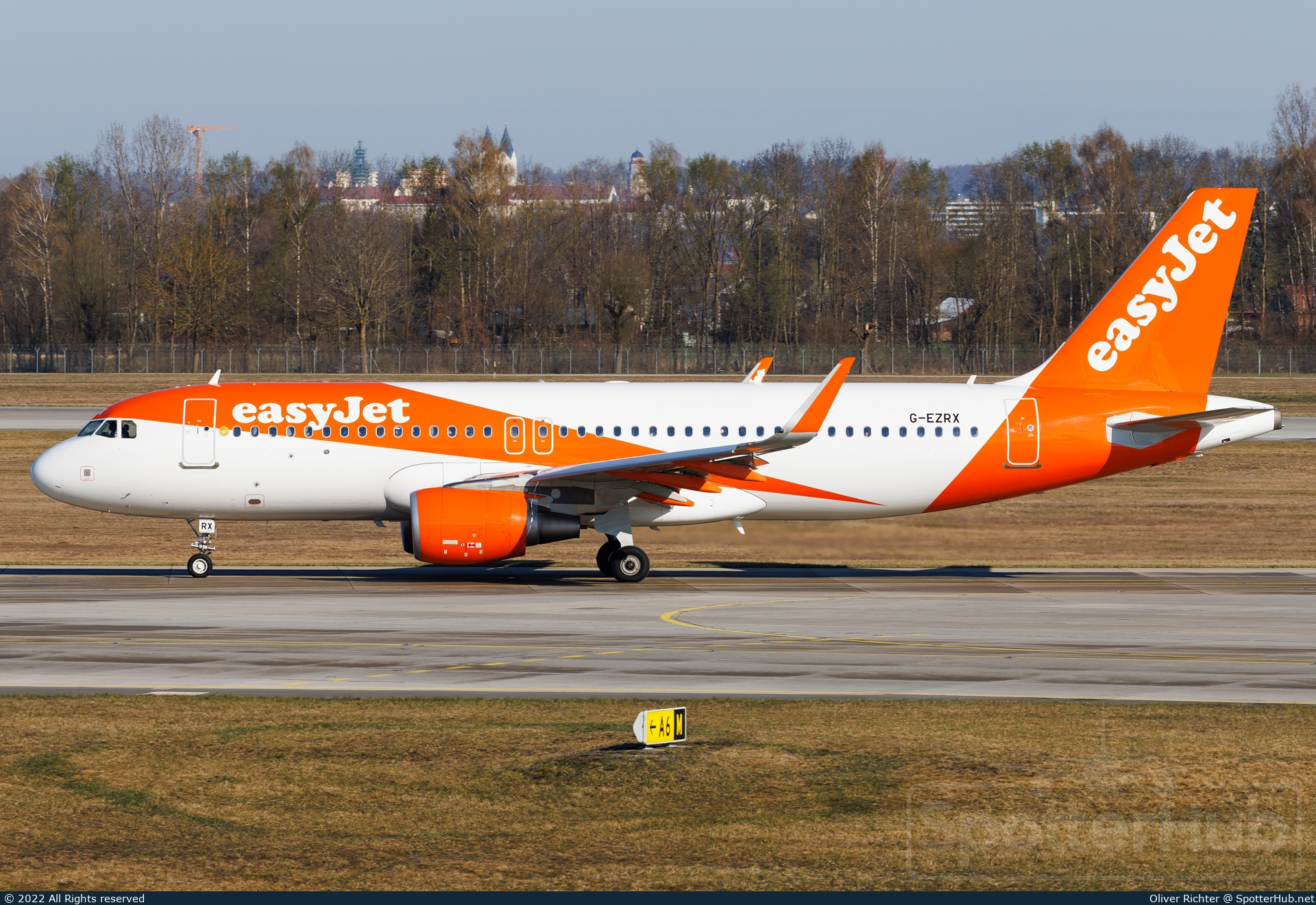 Photo of G-EZRX - Airbus A320-214 operated by easyJet