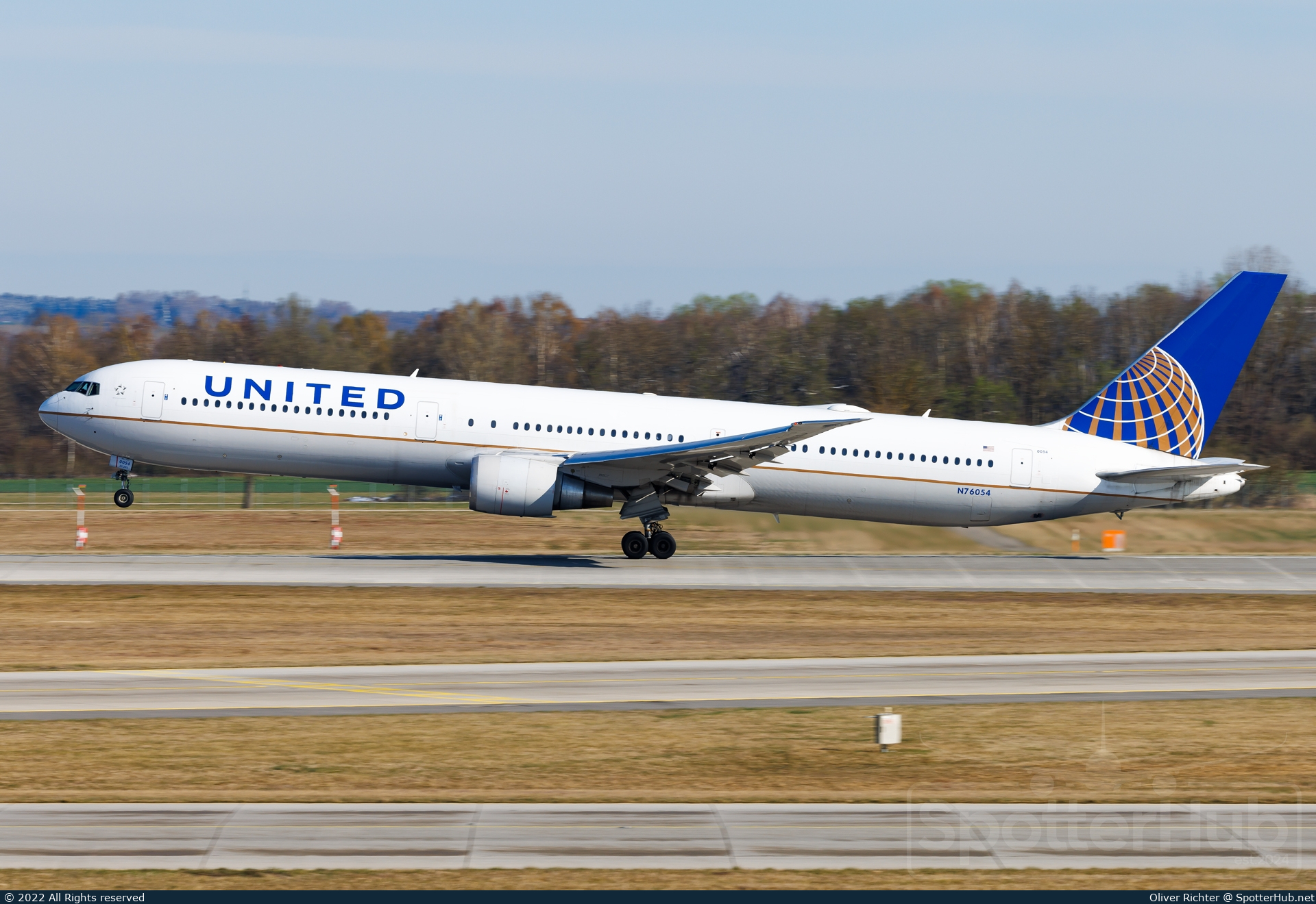 Photo of N76054 - Boeing 767-424(ER) operated by United Airlines