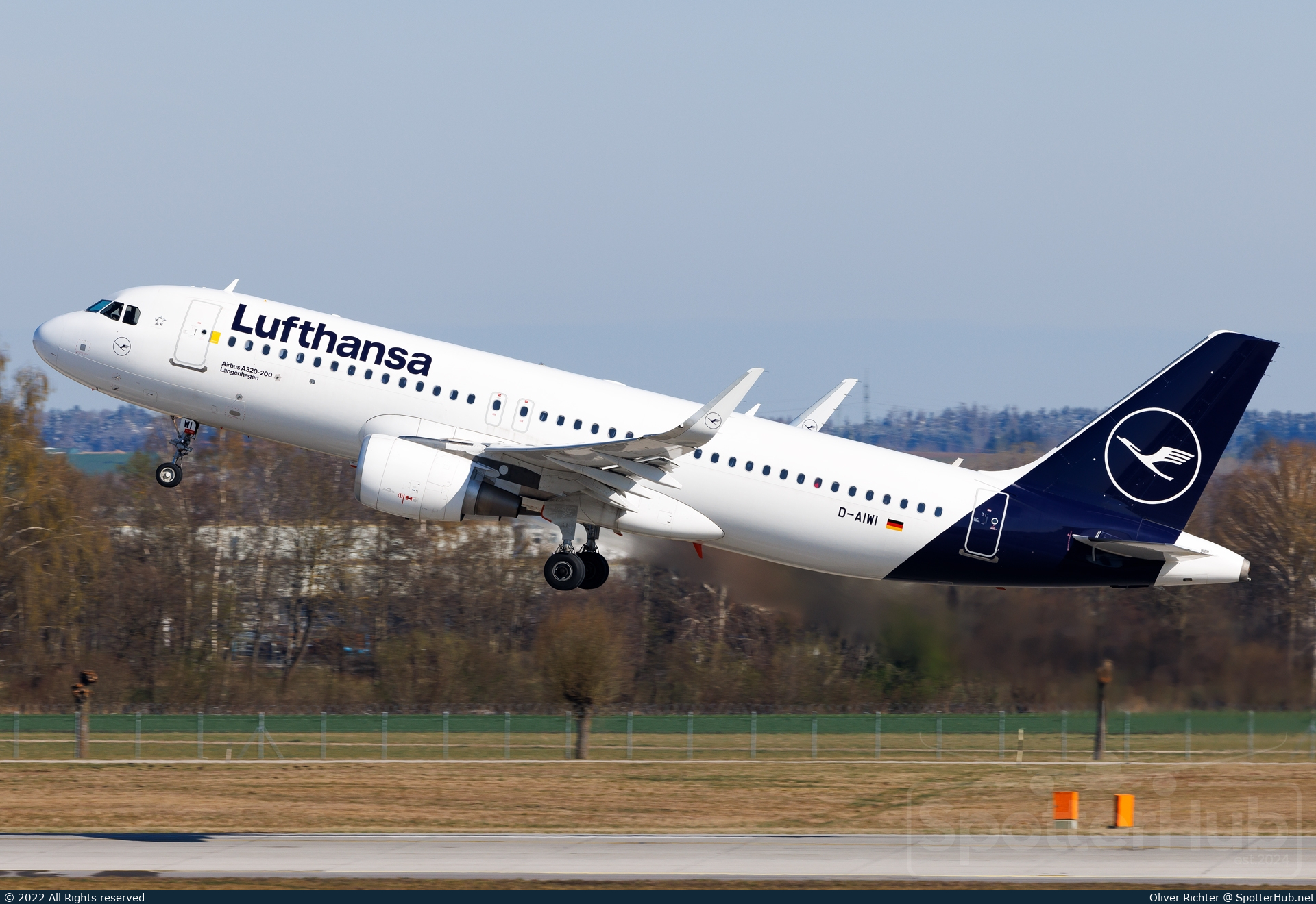 Photo of D-AIWI - Airbus A320-214 operated by Lufthansa