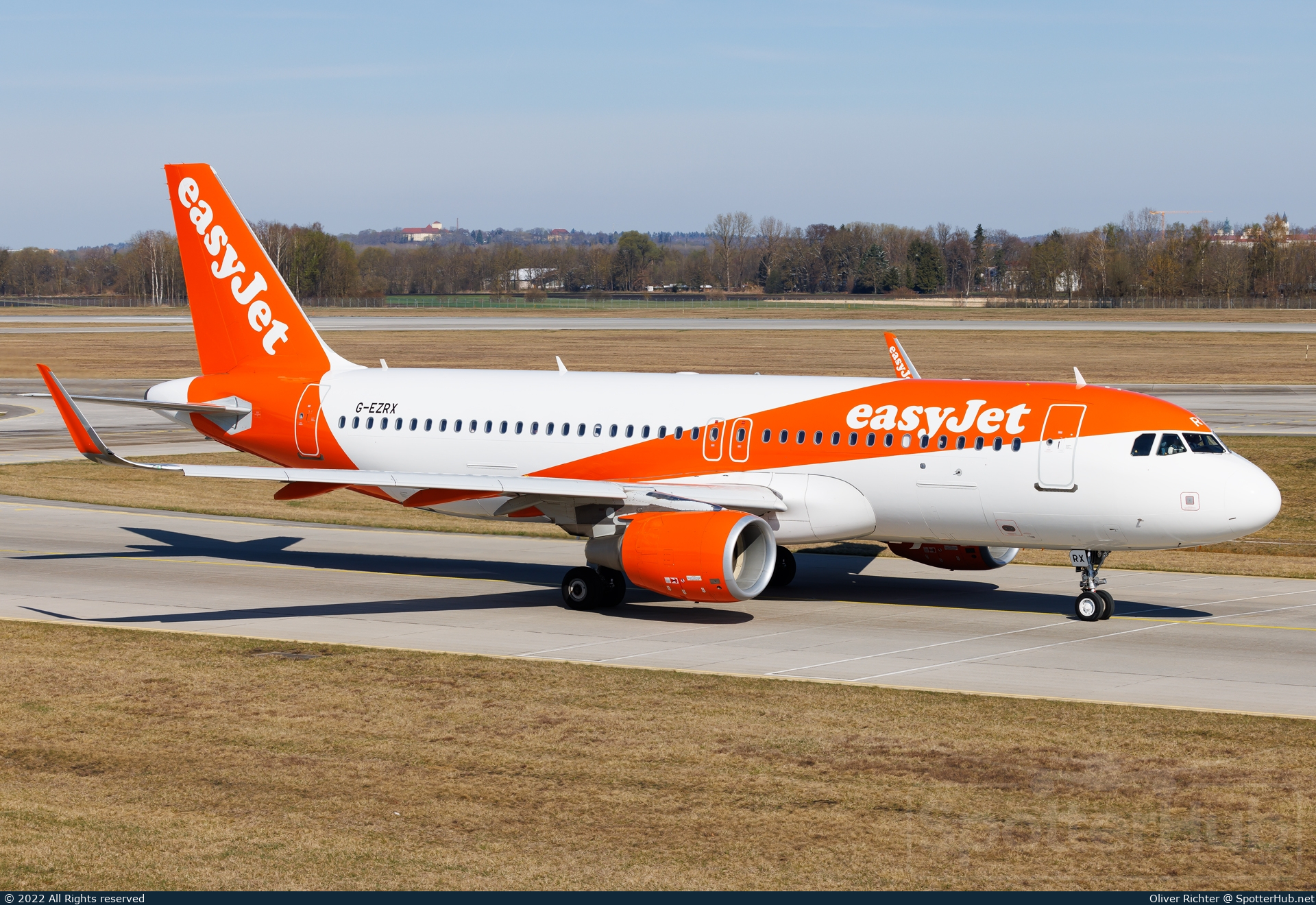 Photo of G-EZRX - Airbus A320-214 operated by easyJet