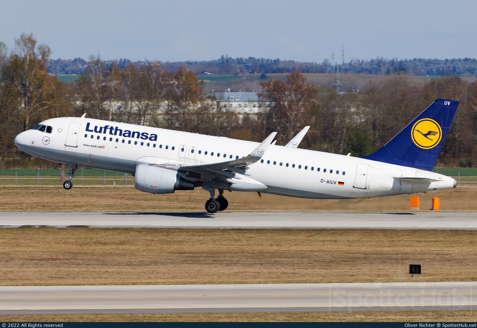 Photo of D-AIUV - Airbus A320-214 operated by Lufthansa