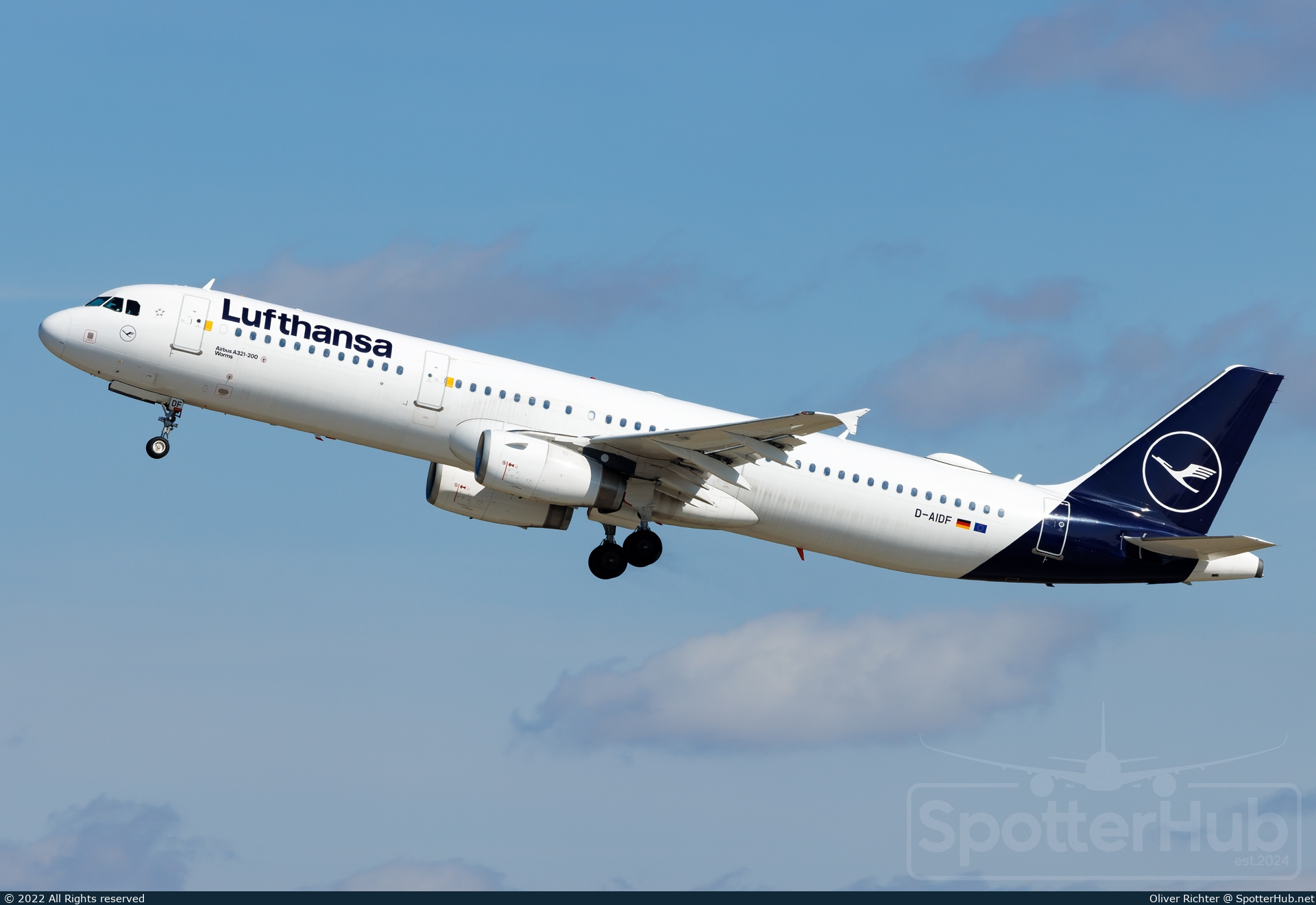 Photo of D-AIDF - Airbus A321-231 operated by Lufthansa