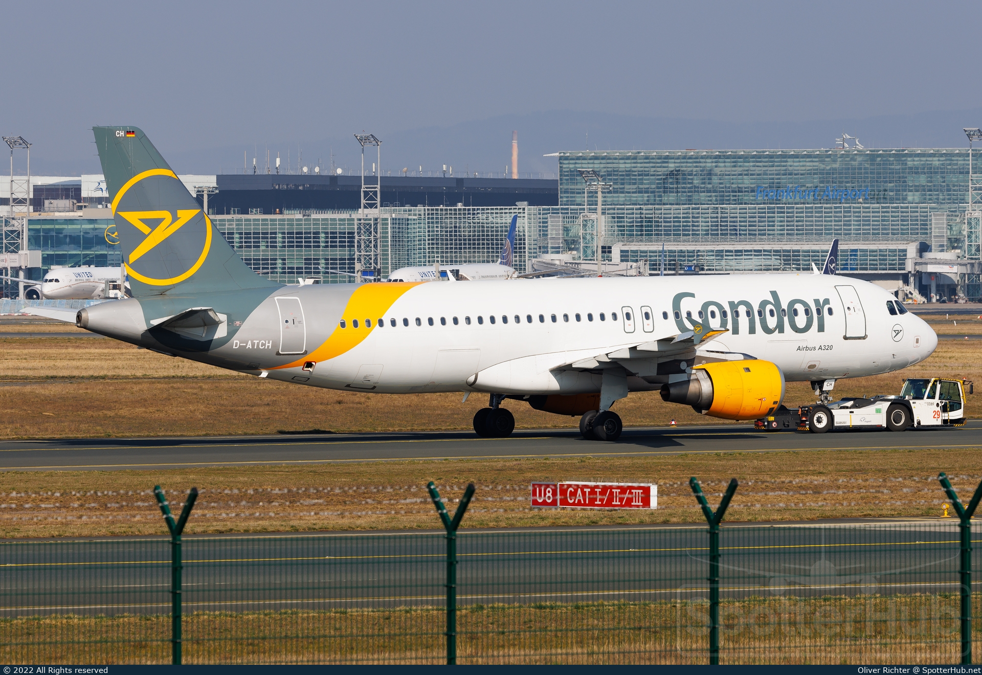 Photo of D-ATCH - Airbus A320-212 operated by Condor
