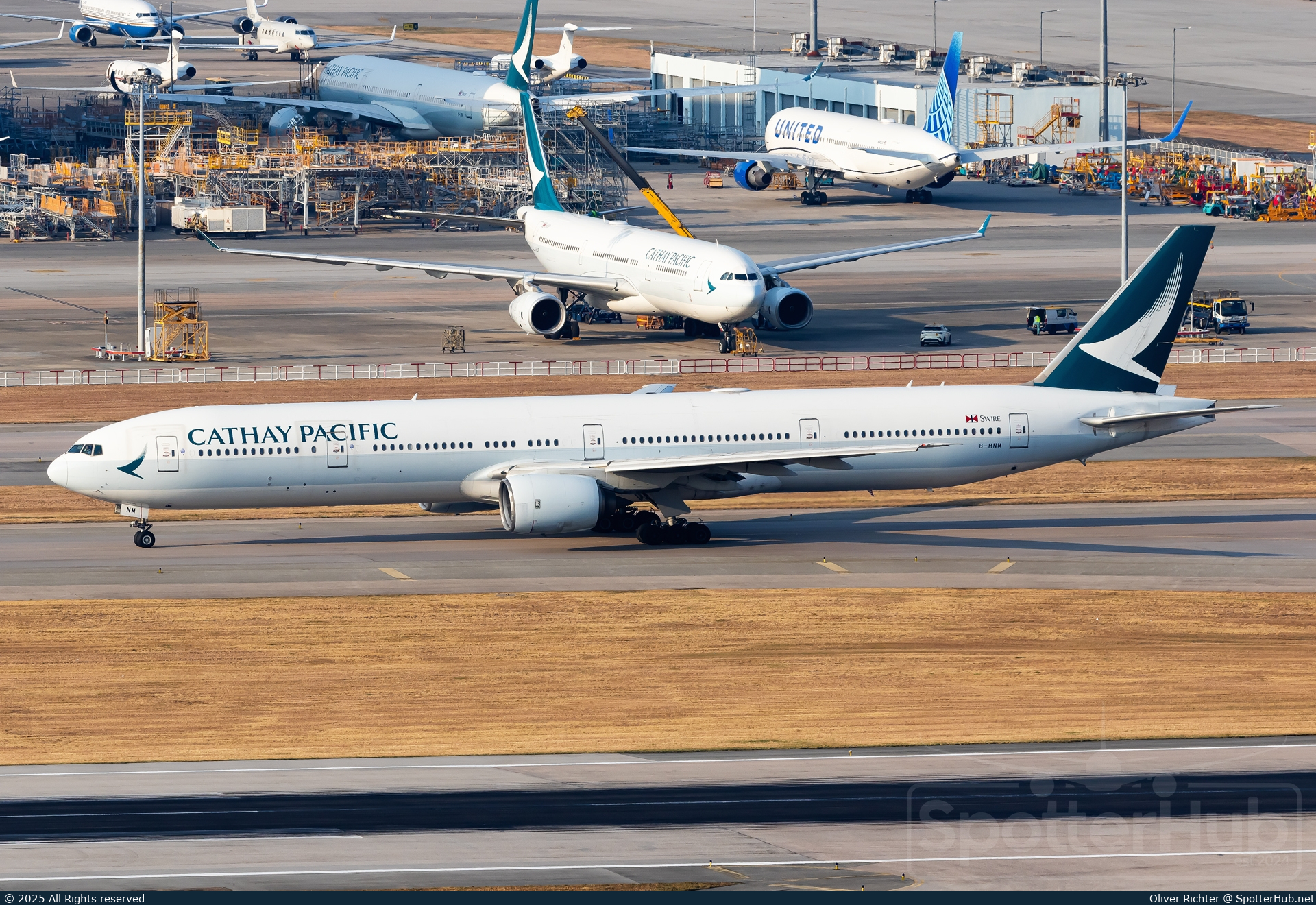 Photo of B-HNM - Boeing 777-367 operated by Cathay Pacific Airways