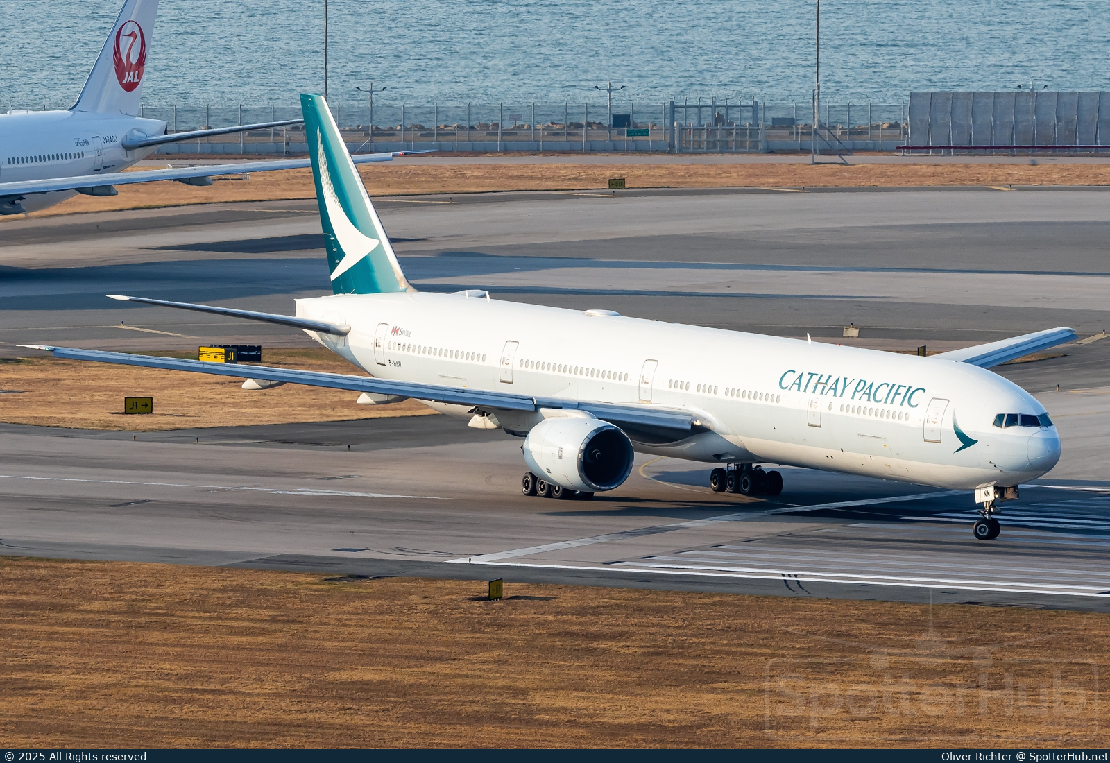Photo of B-HNM - Boeing 777-367 operated by Cathay Pacific Airways