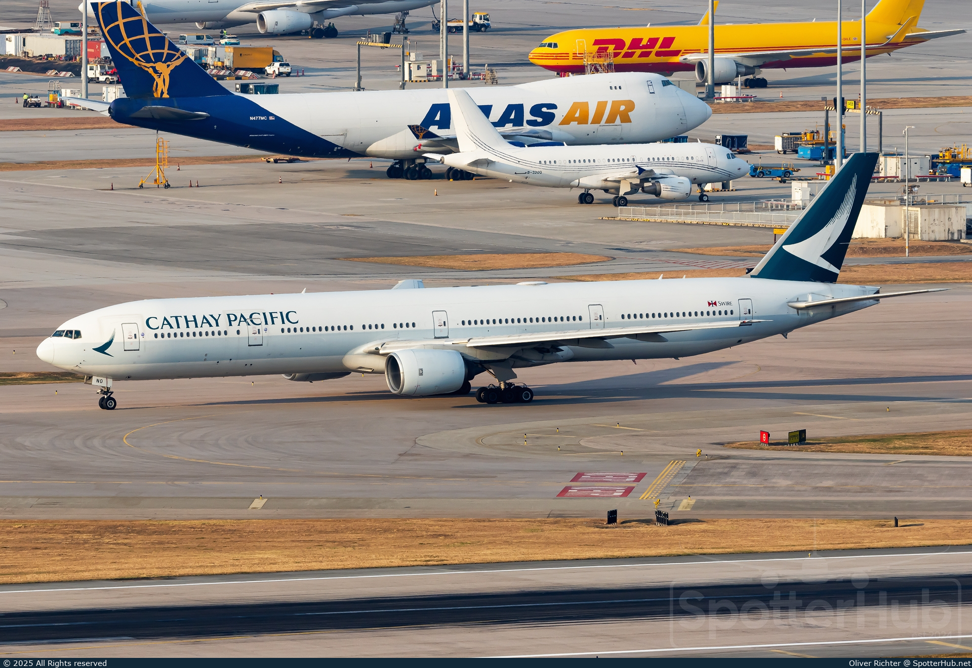 Photo of B-HNO - Boeing 777-367 operated by Cathay Pacific Airways