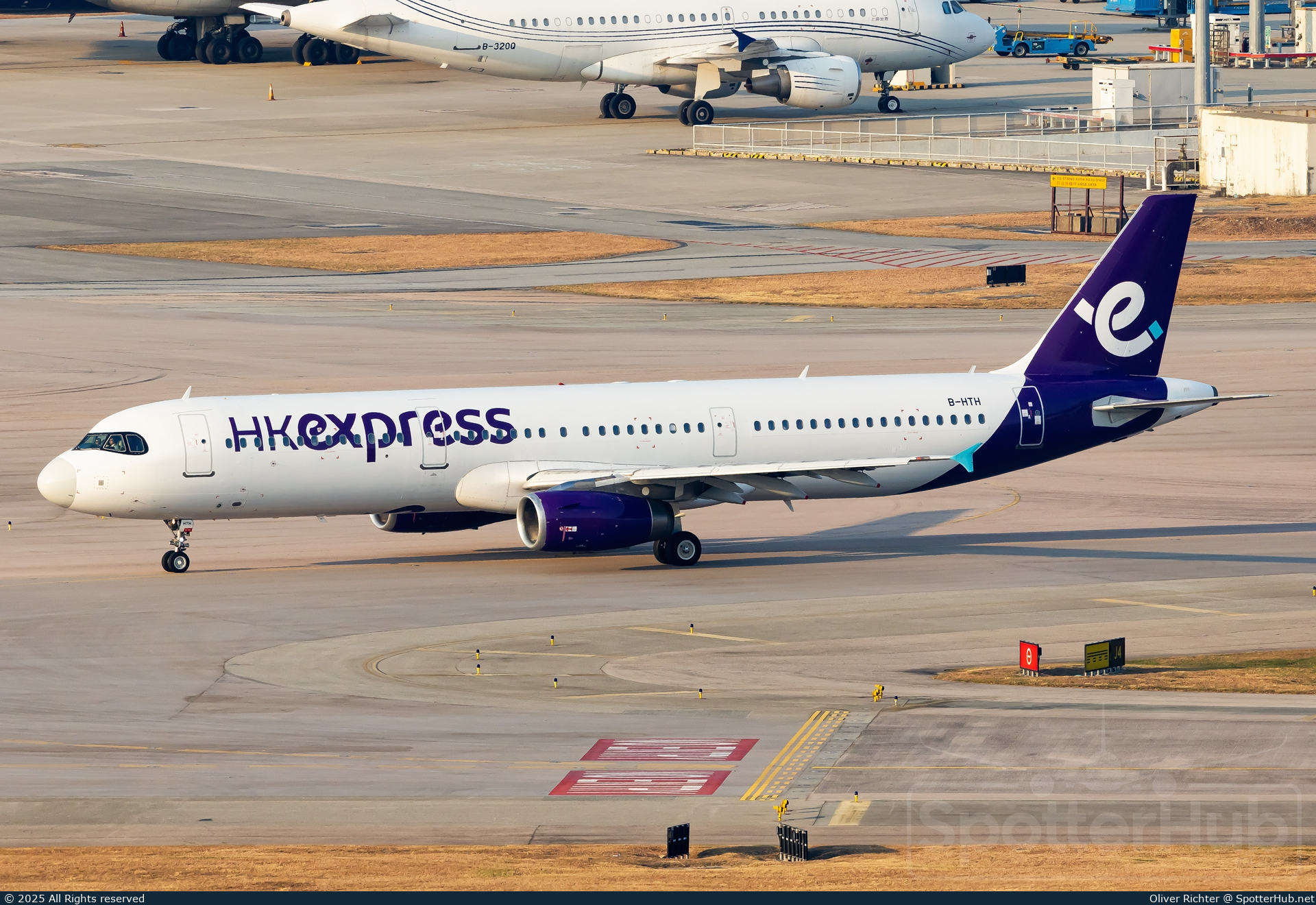 Photo of B-HTH - Airbus A321-231 operated by Hong Kong Express
