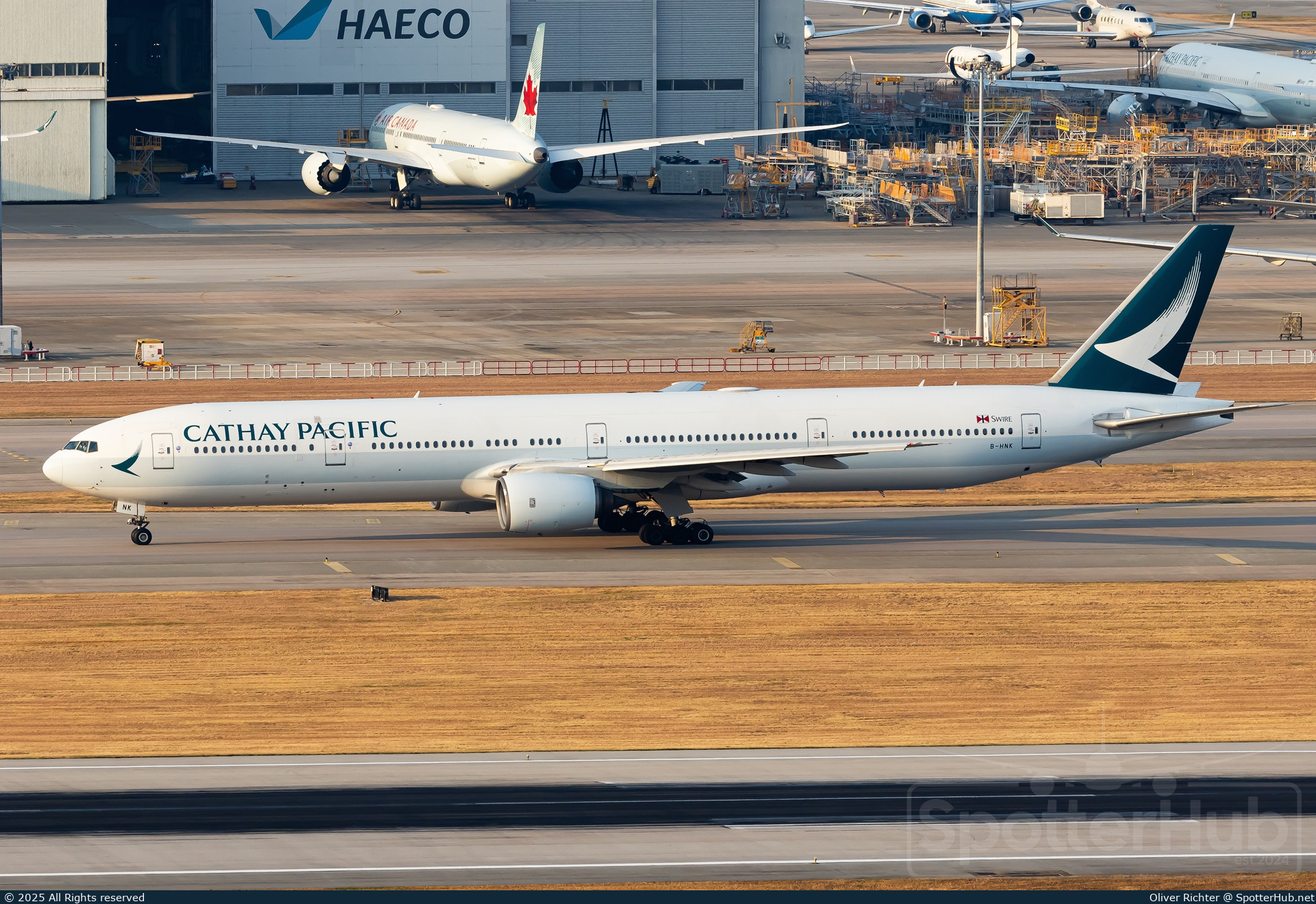 Photo of B-HNK - Boeing 777-367 operated by Cathay Pacific Airways