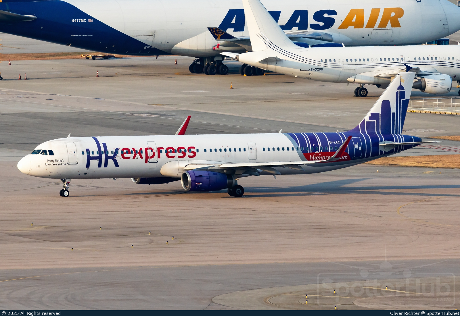 Photo of B-LEC - Airbus A321-231 operated by Hong Kong Express
