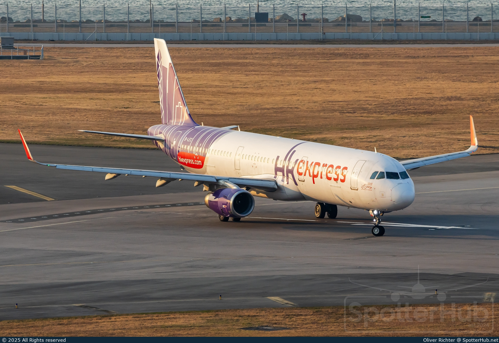 Photo of B-LEC - Airbus A321-231 operated by Hong Kong Express