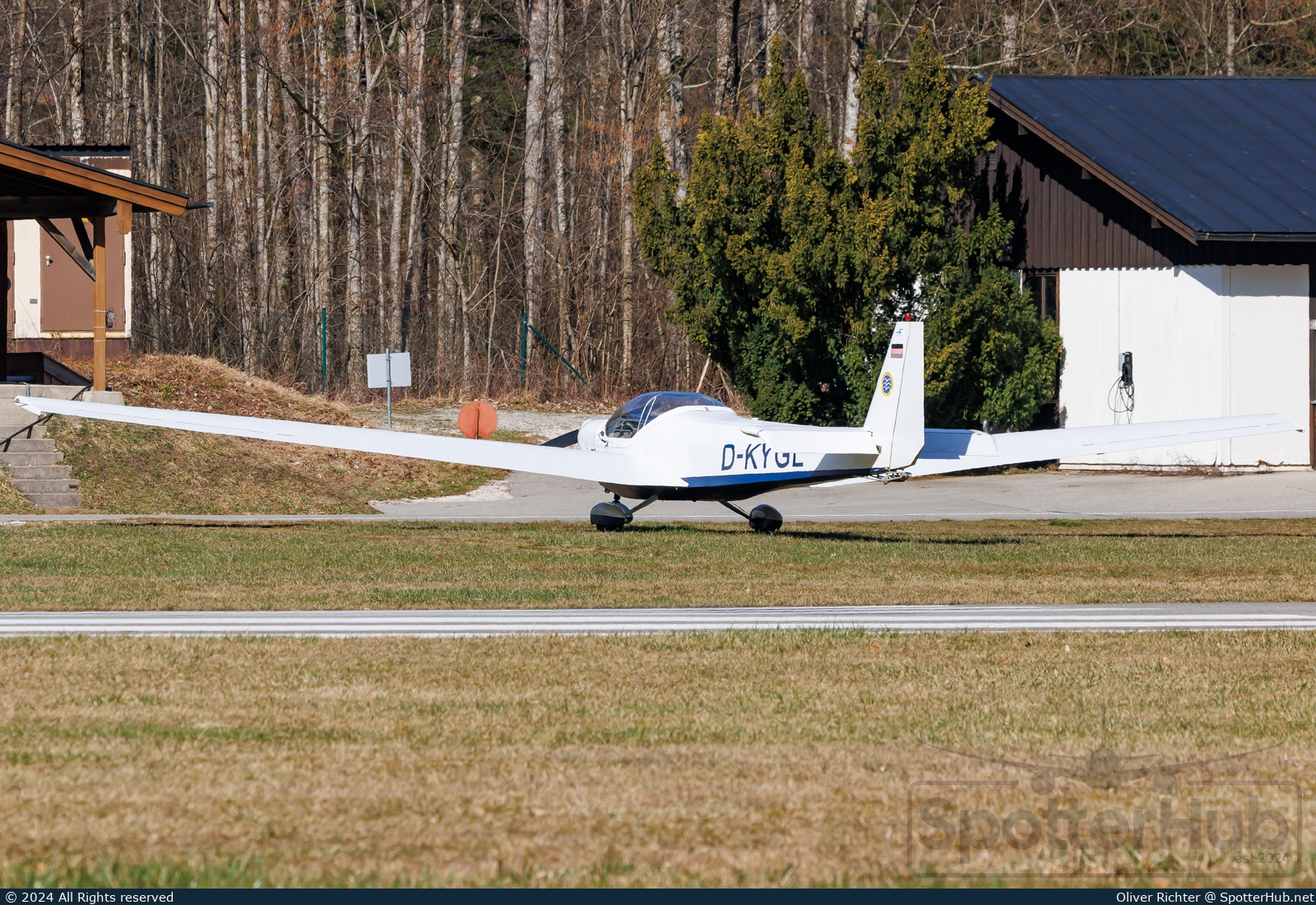 Photo of D-KYGL - Scheibe SF 25C Heubacher-Falke operated by Deutsche Alpensegelflugschule Unterwössen