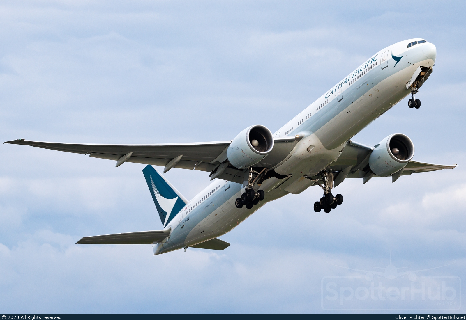 Photo of B-KQE - Boeing 777-367(ER) operated by Cathay Pacific Airways