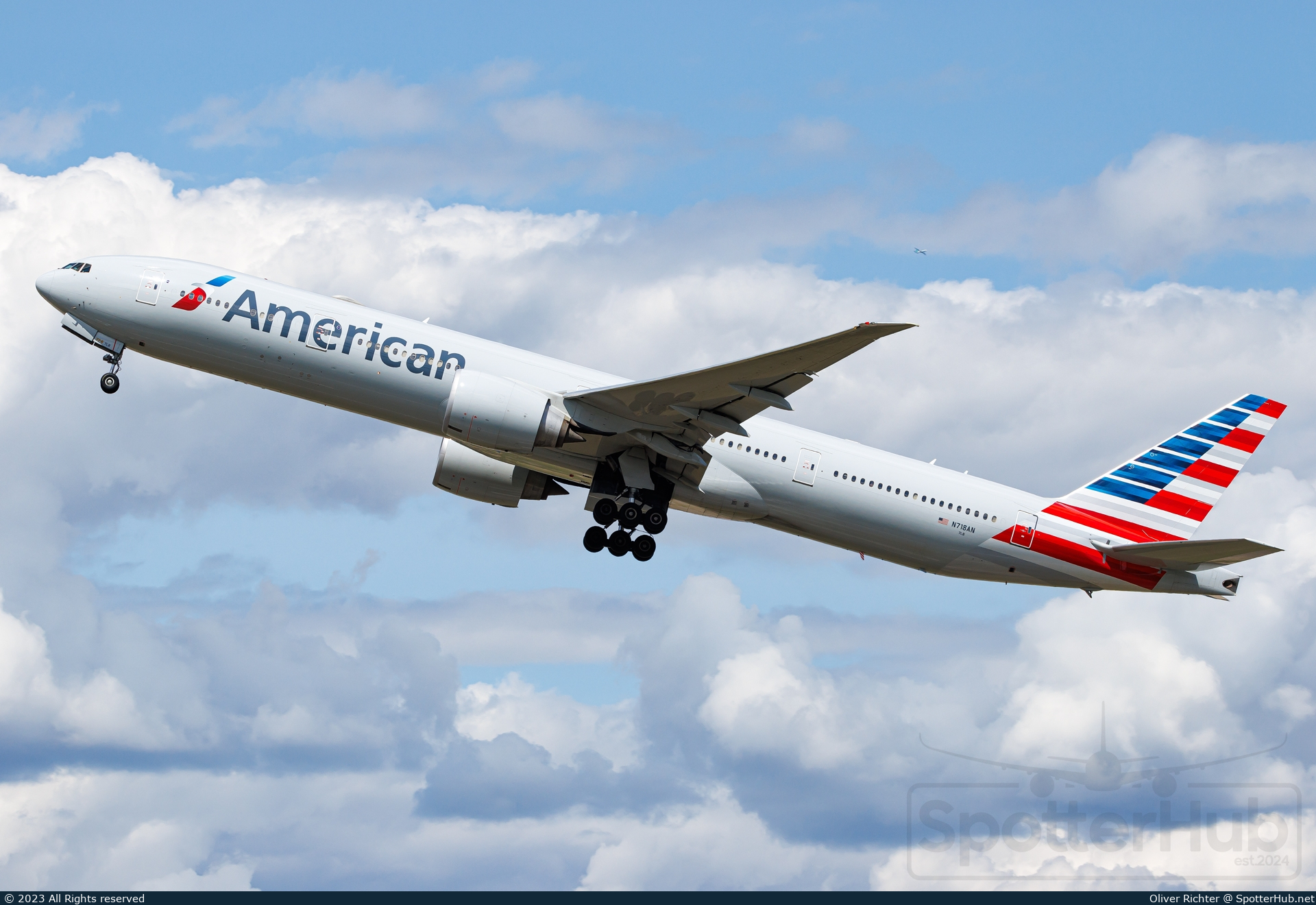 Photo of N718AN - Boeing 777-323(ER) operated by American Airlines