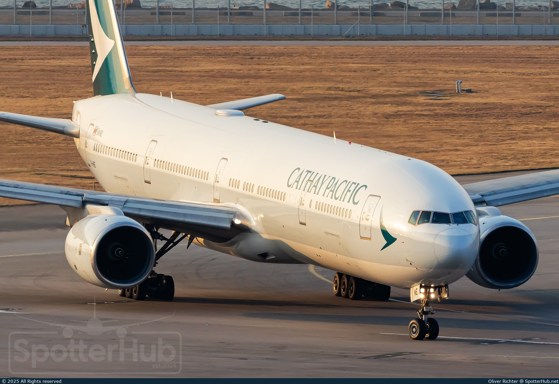 Photo of B-HNE - Boeing 777-367 operated by Cathay Pacific Airways