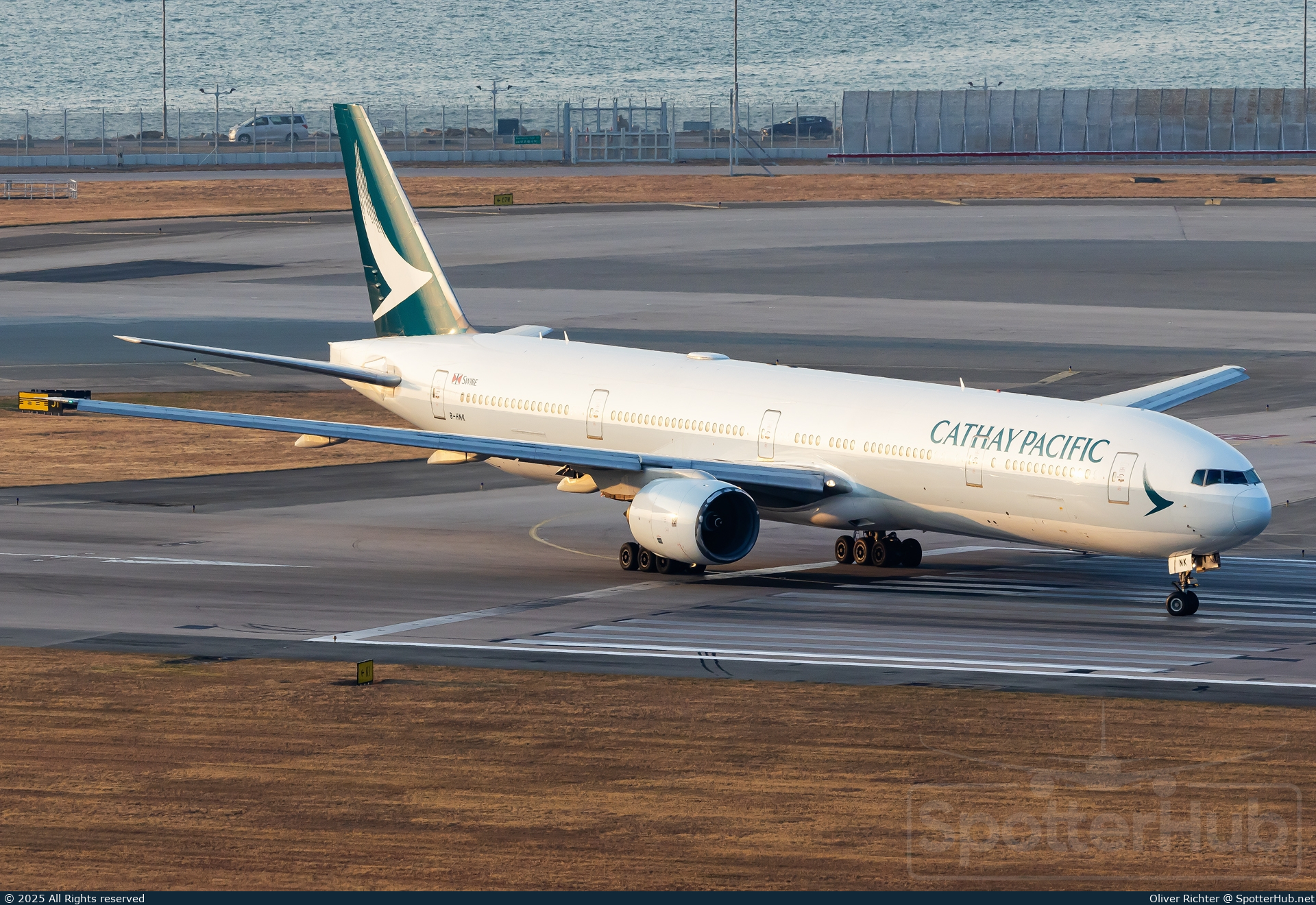 Photo of B-HNK - Boeing 777-367 operated by Cathay Pacific Airways