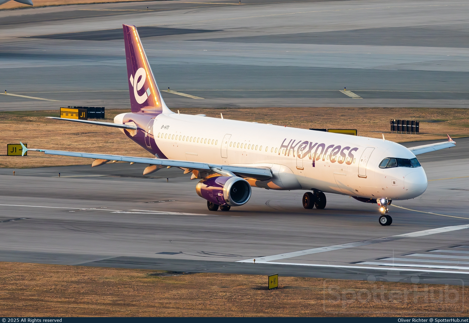 Photo of B-HTI - Airbus A321-231 operated by Hong Kong Express