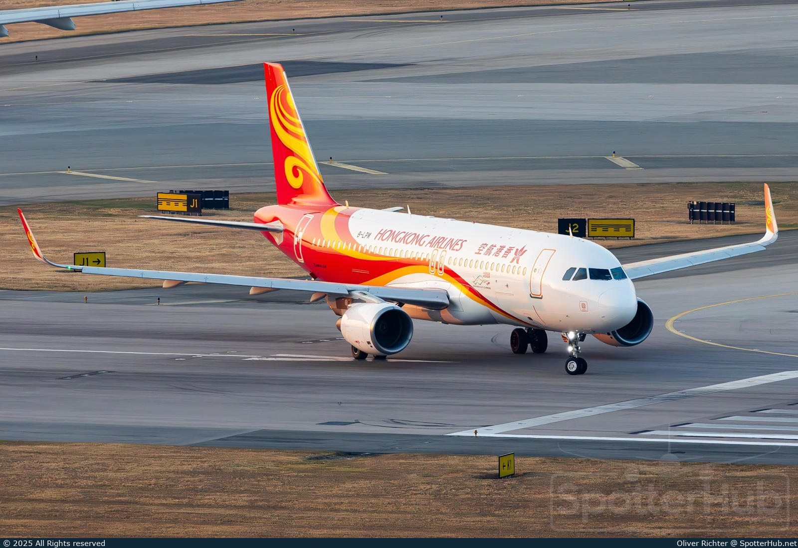 Photo of B-LPM - Airbus A320-214 operated by Hong Kong Airlines