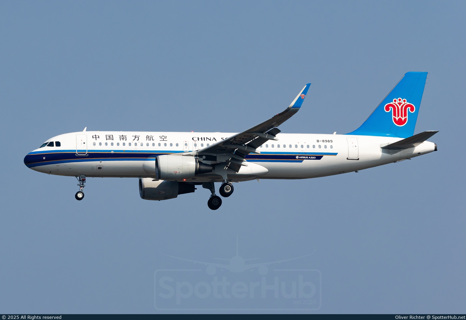 Photo of B-8989 - Airbus A320-214 operated by China Southern Airlines