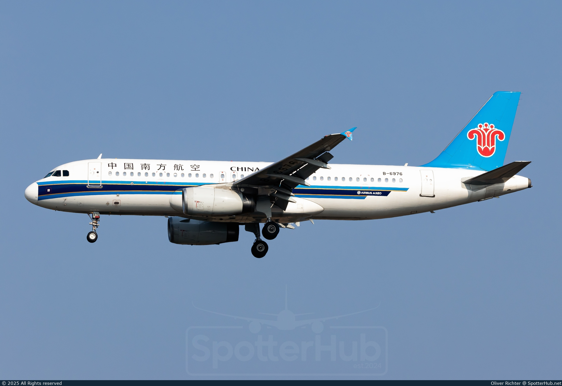 Photo of B-6976 - Airbus A320-232 operated by China Southern Airlines