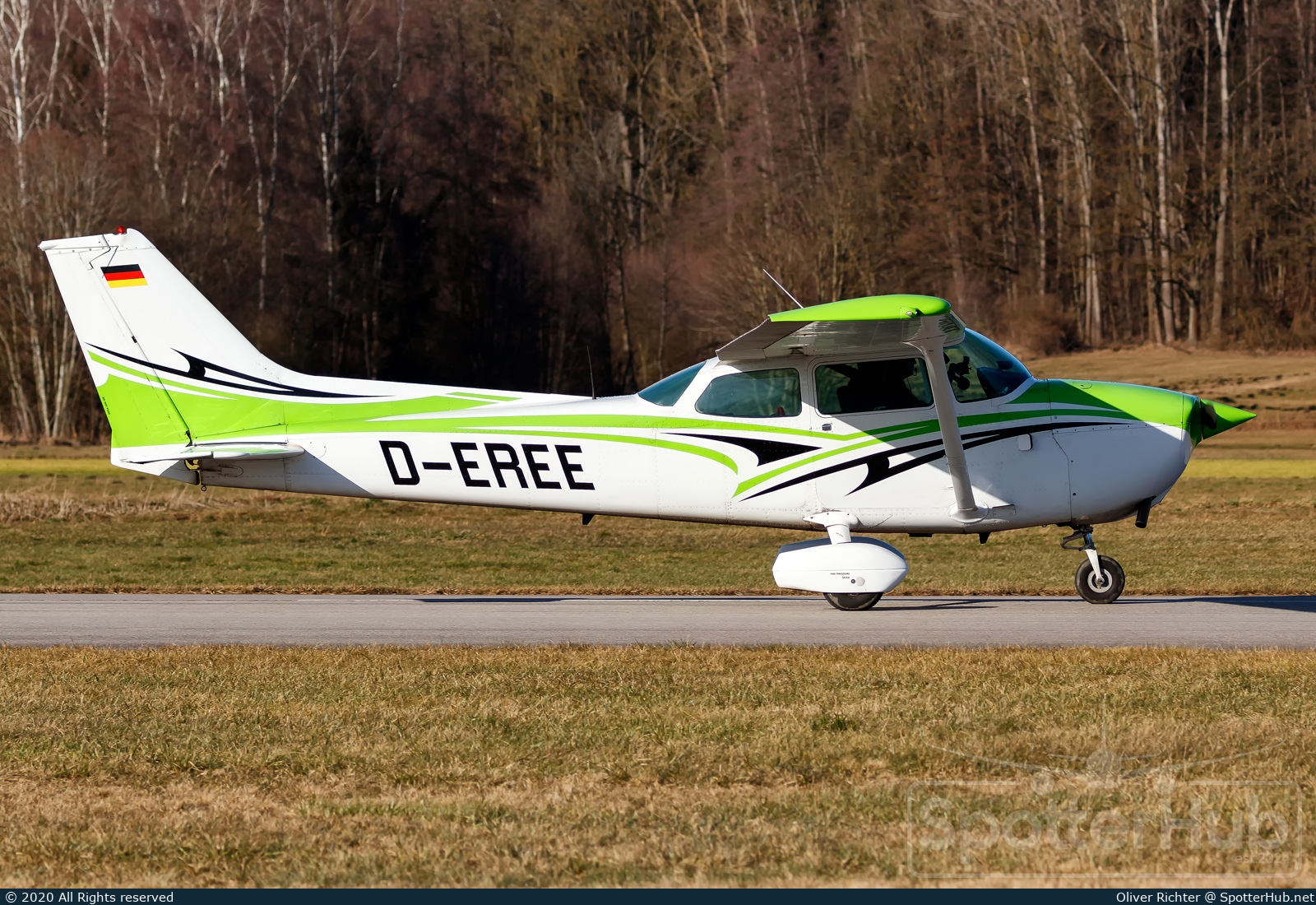 Photo of D-EREE - Cessna 172P Skyhawk operated by Fliegerverein München