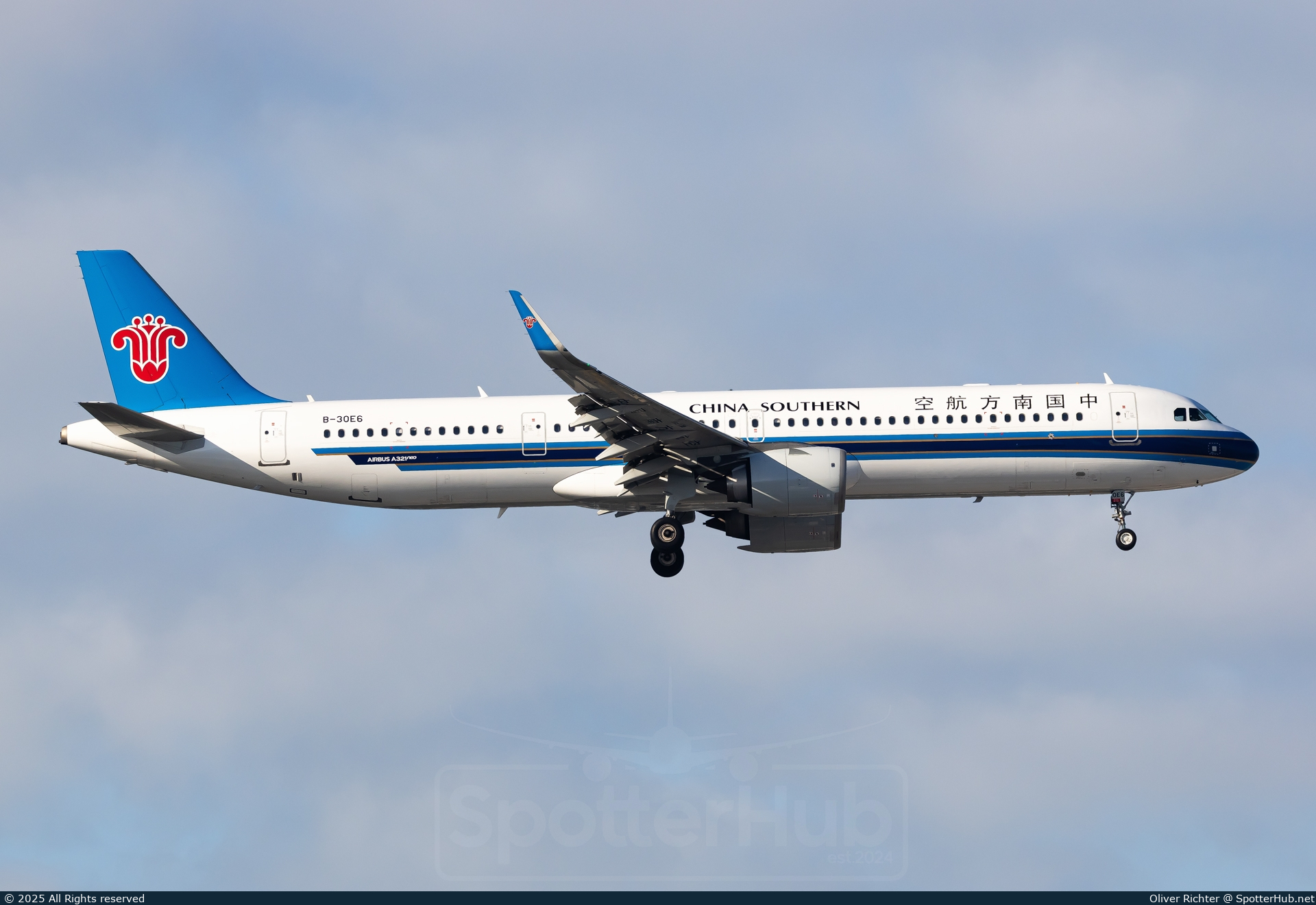 Photo of B-30E6 - Airbus A321-253NX operated by China Southern Airlines