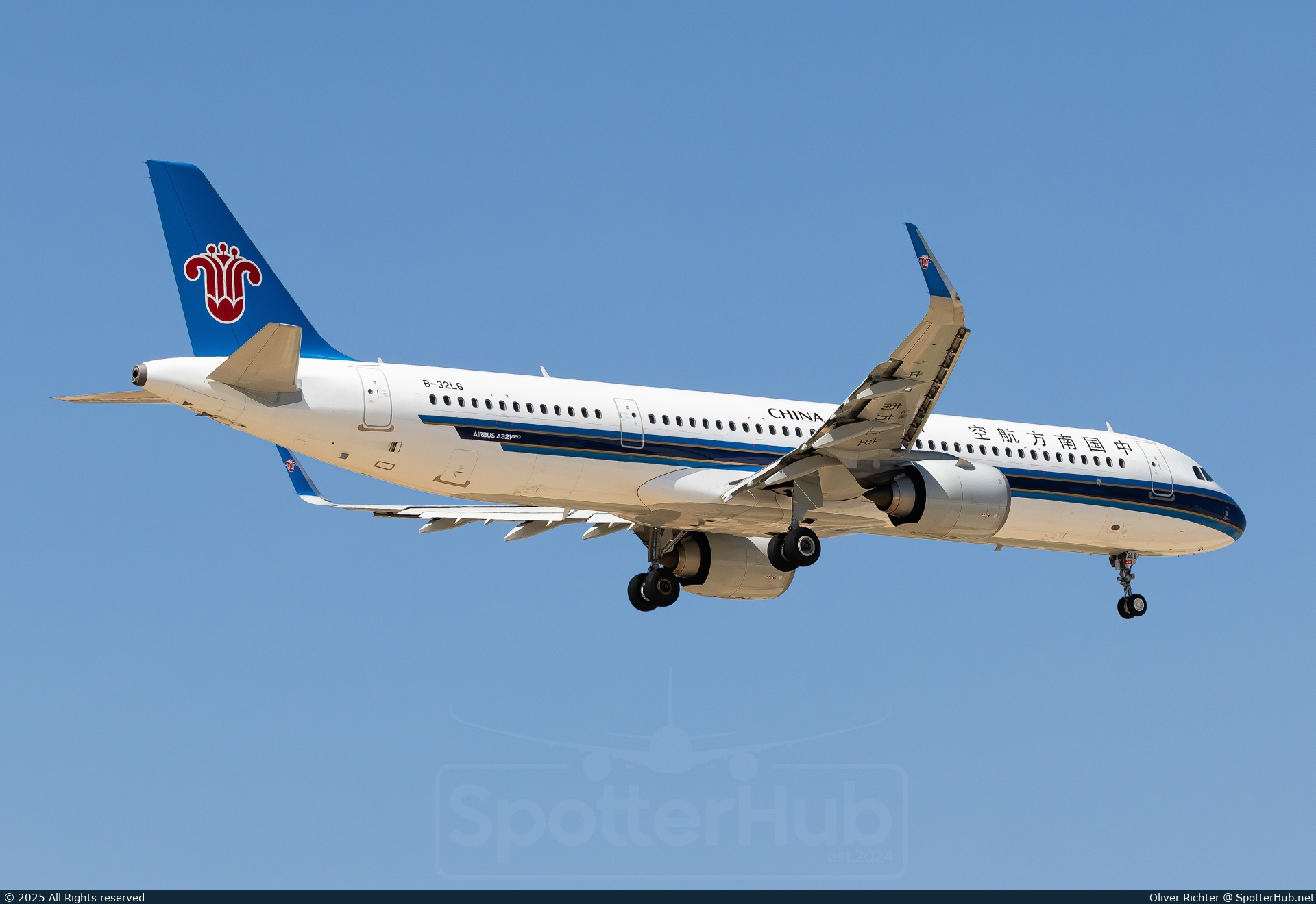 Photo of B-32L6 - Airbus A321-251NX operated by China Southern Airlines