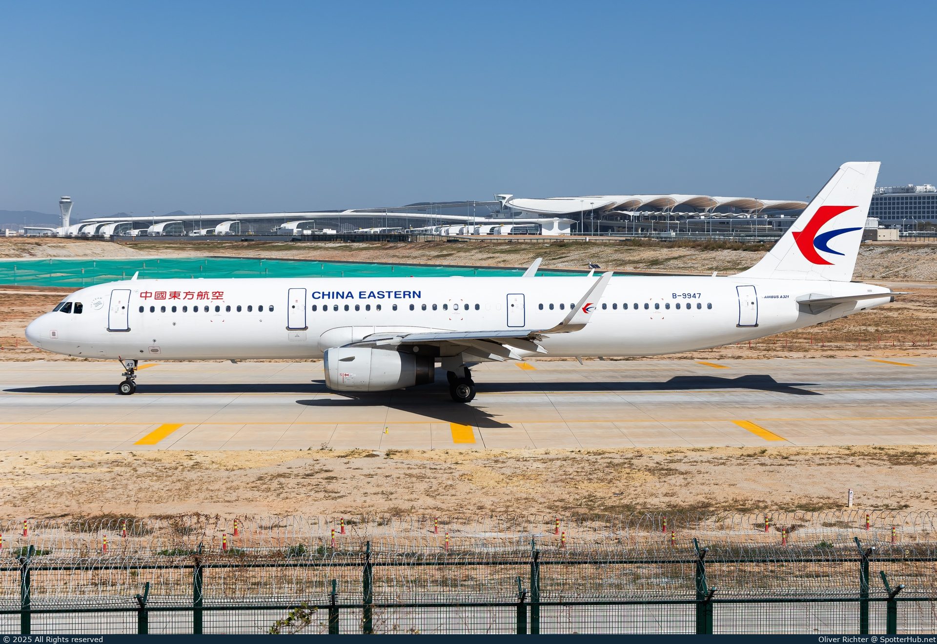 Photo of B-9947 - Airbus A321-231 operated by China Eastern Airlines