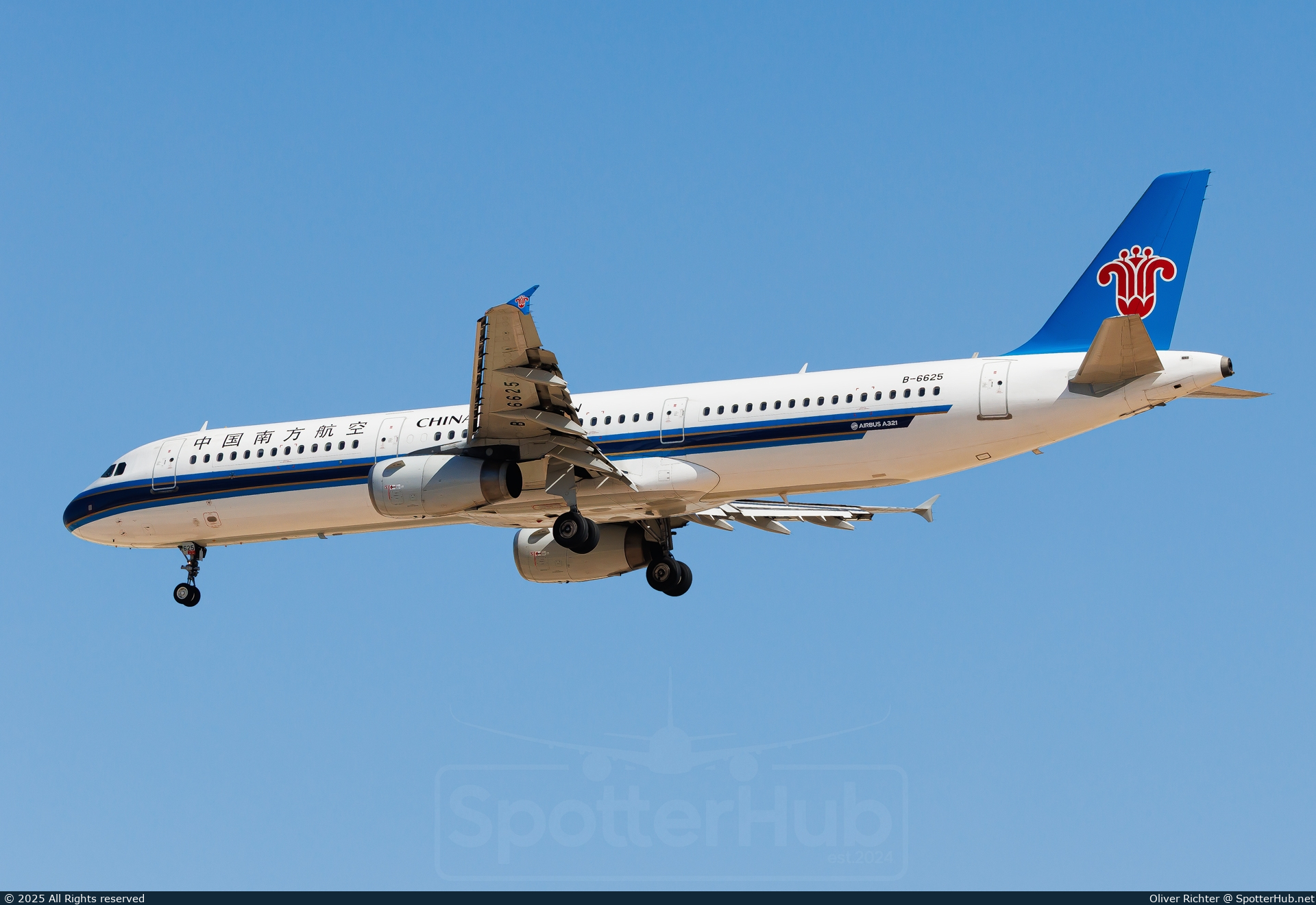 Photo of B-6625 - Airbus A321-231 operated by China Southern Airlines