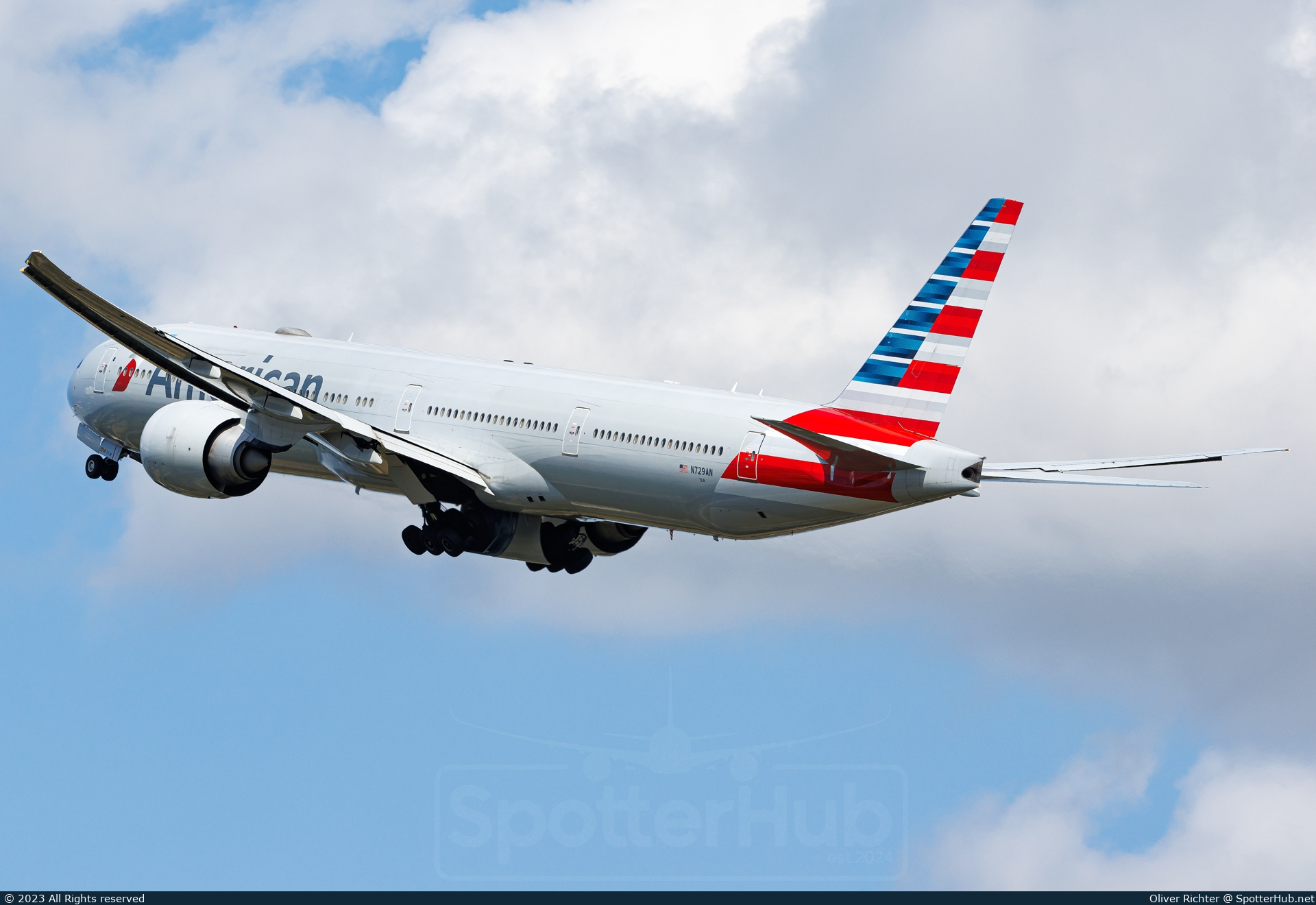 Photo of N729AN - Boeing 777-323(ER) operated by American Airlines