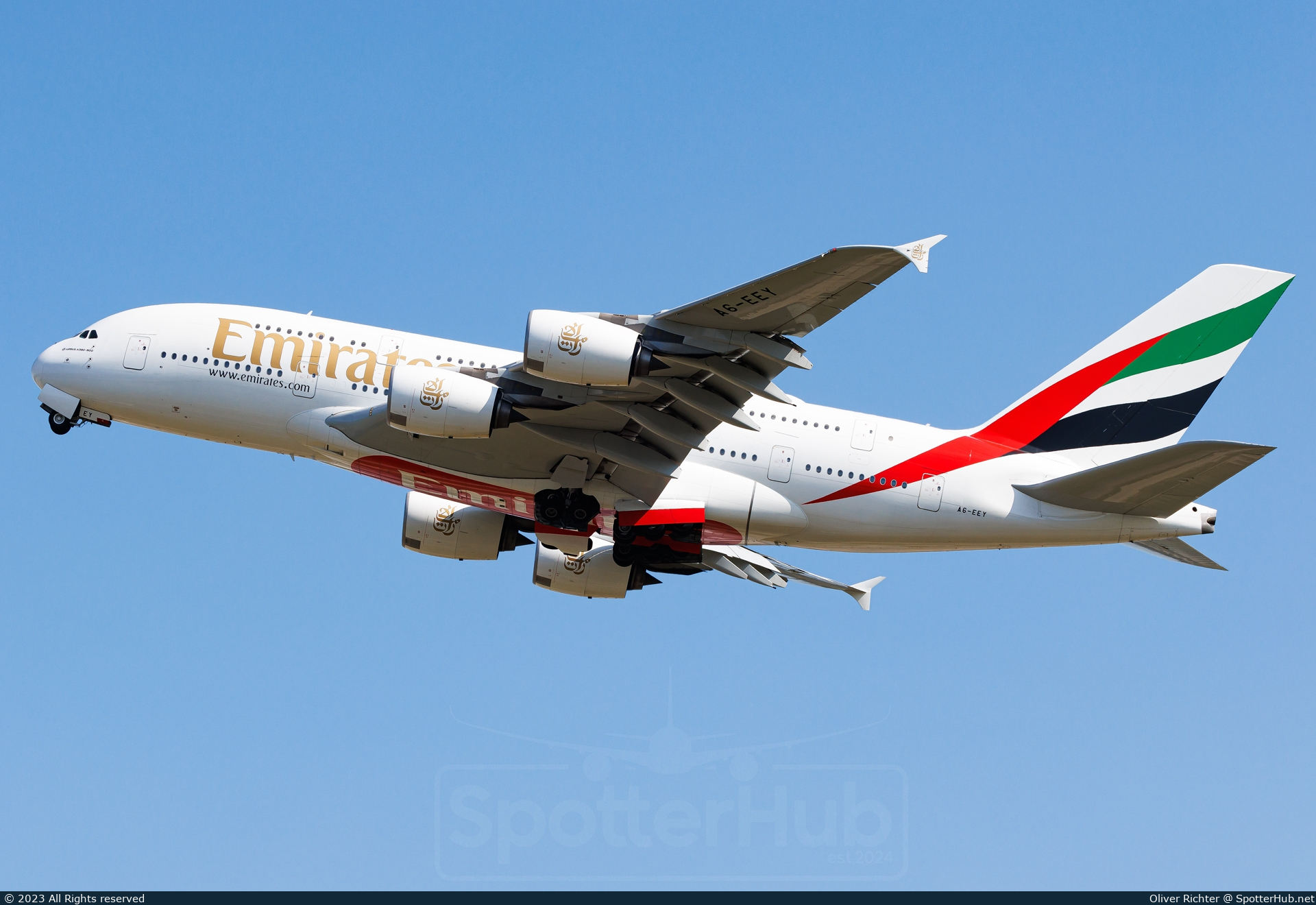 Photo of A6-EEY - Airbus A380-861 operated by Emirates