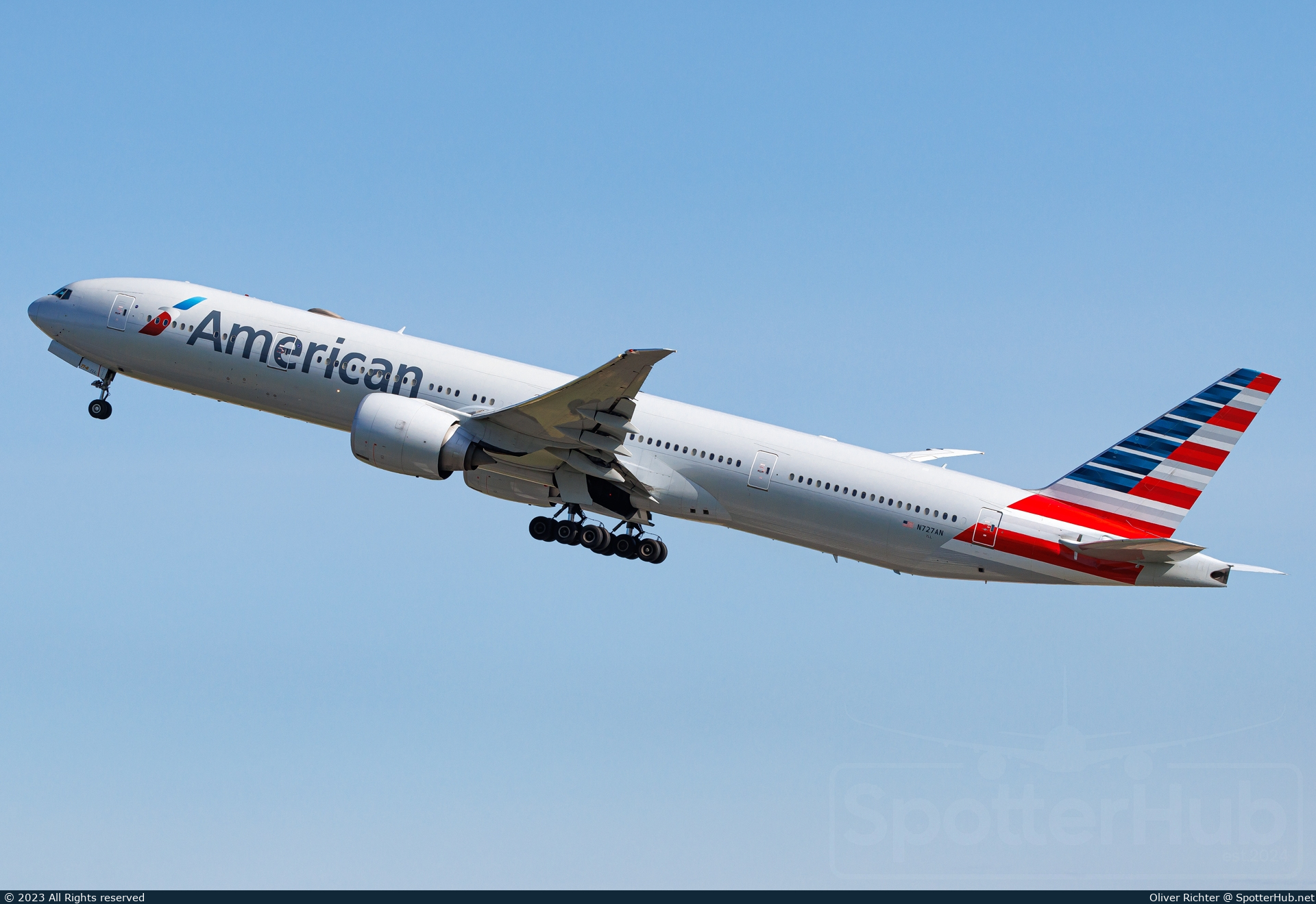 Photo of N727AN - Boeing 777-323(ER) operated by American Airlines