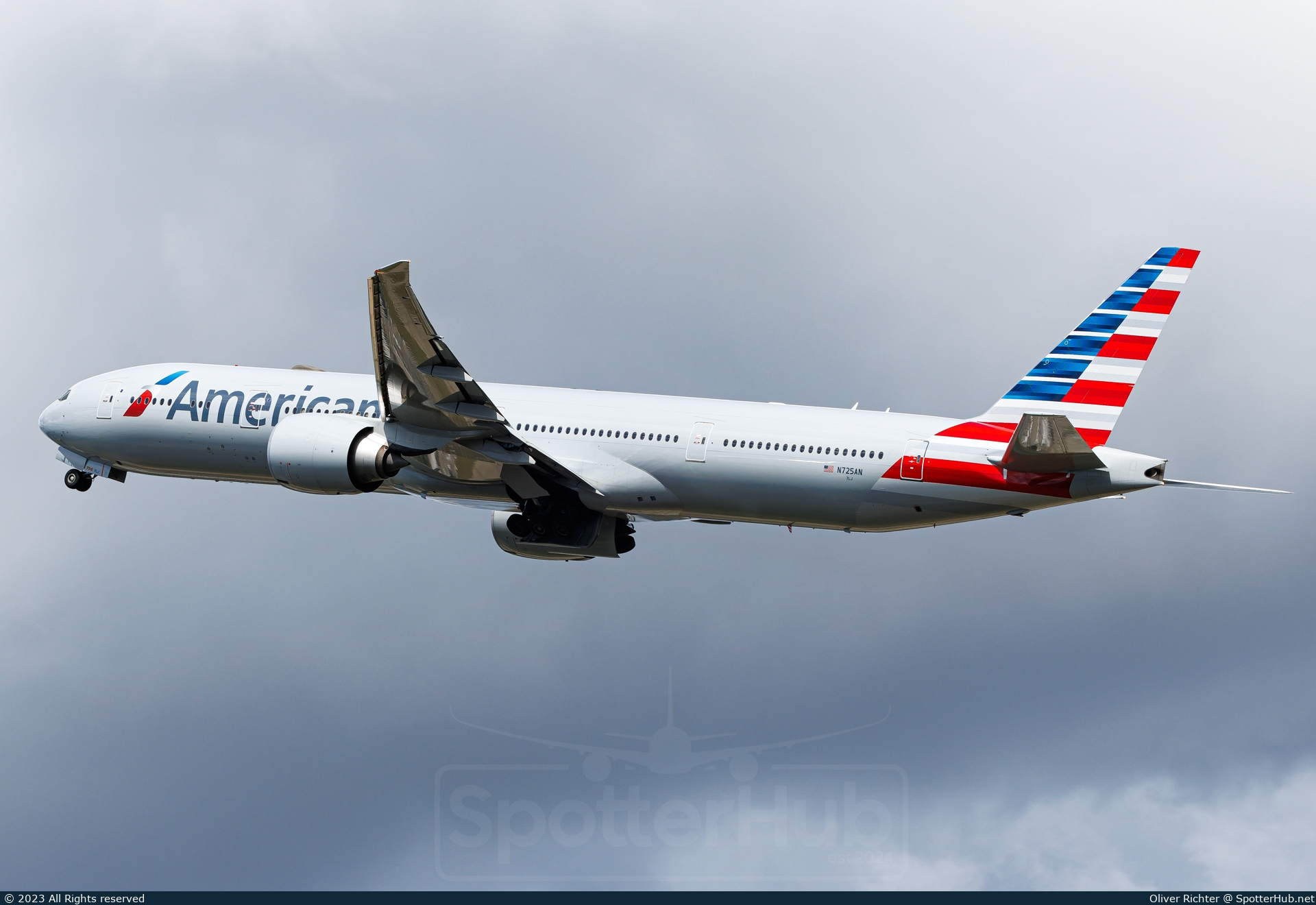 Photo of N725AN - Boeing 777-323(ER) operated by American Airlines