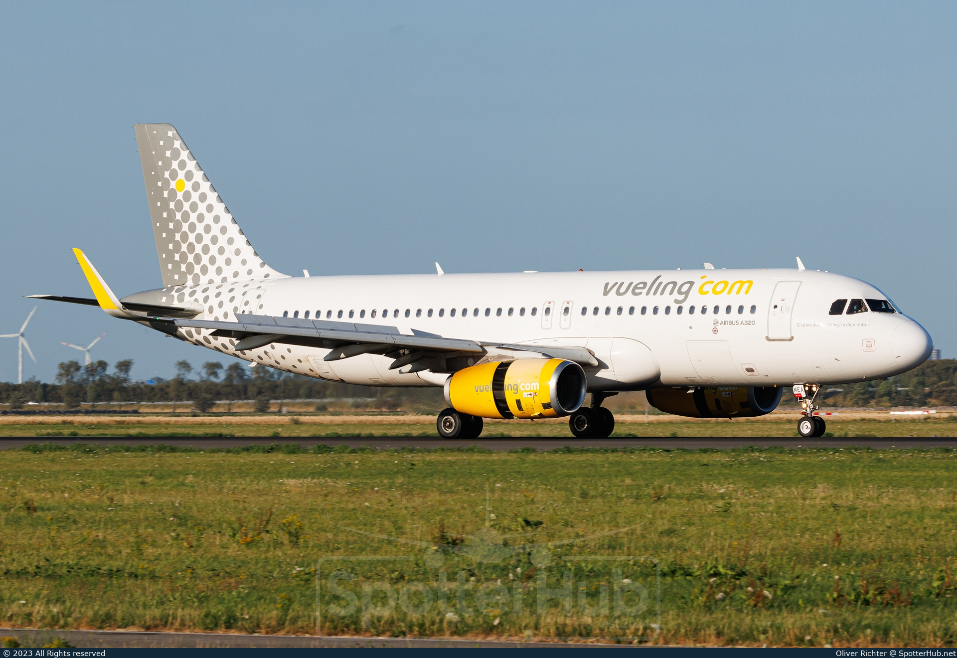 Photo of EC-MEA - Airbus A320-232 operated by Vueling