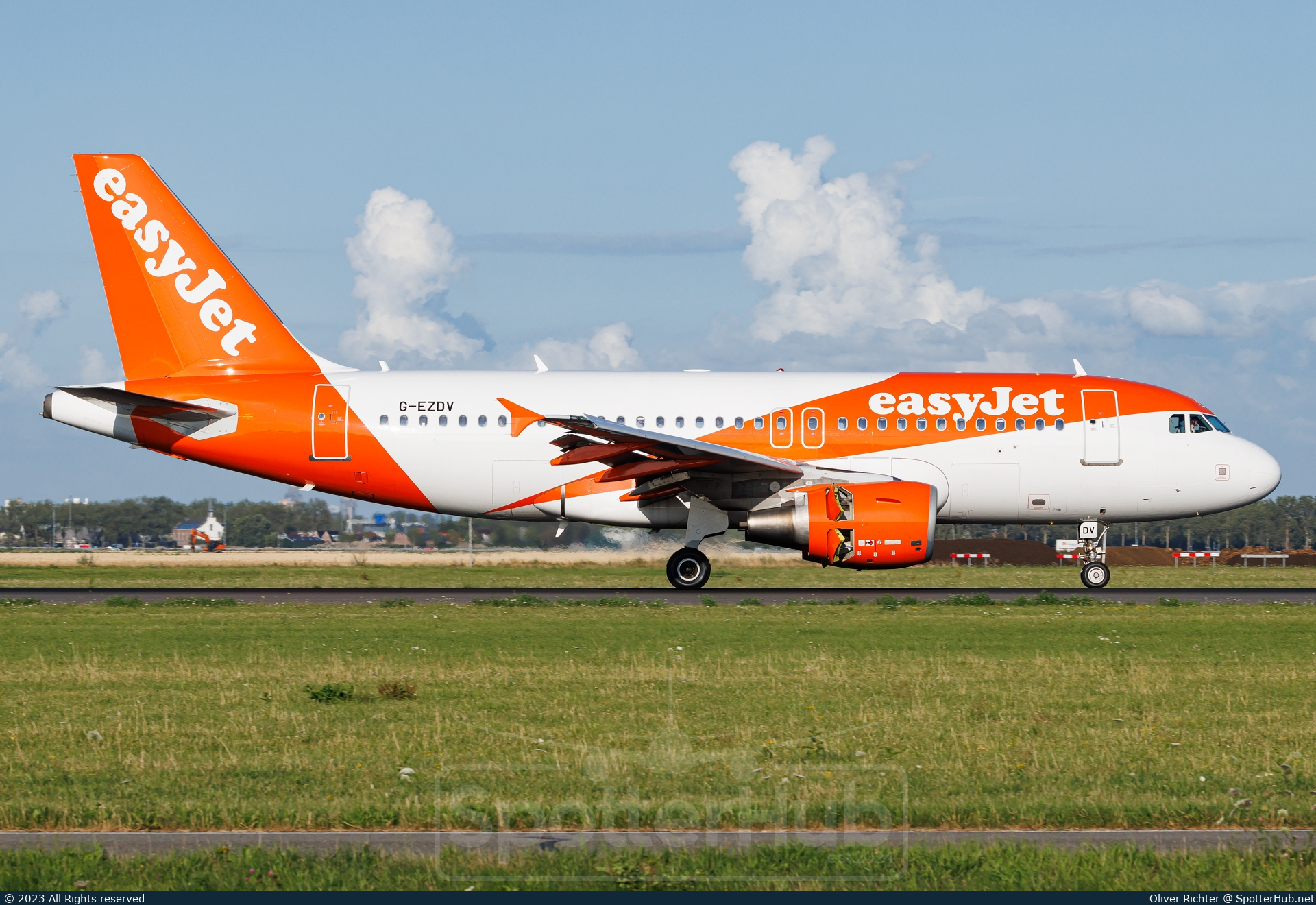 Photo of G-EZDV - Airbus A319-111 operated by easyJet