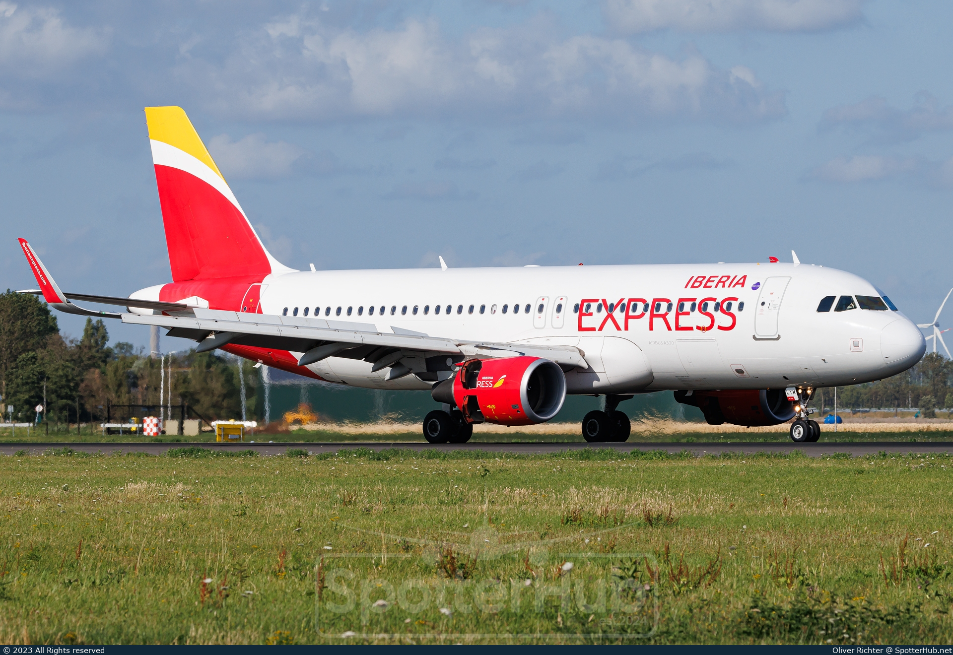 Photo of EC-LYM - Airbus A320-216 operated by Iberia Express
