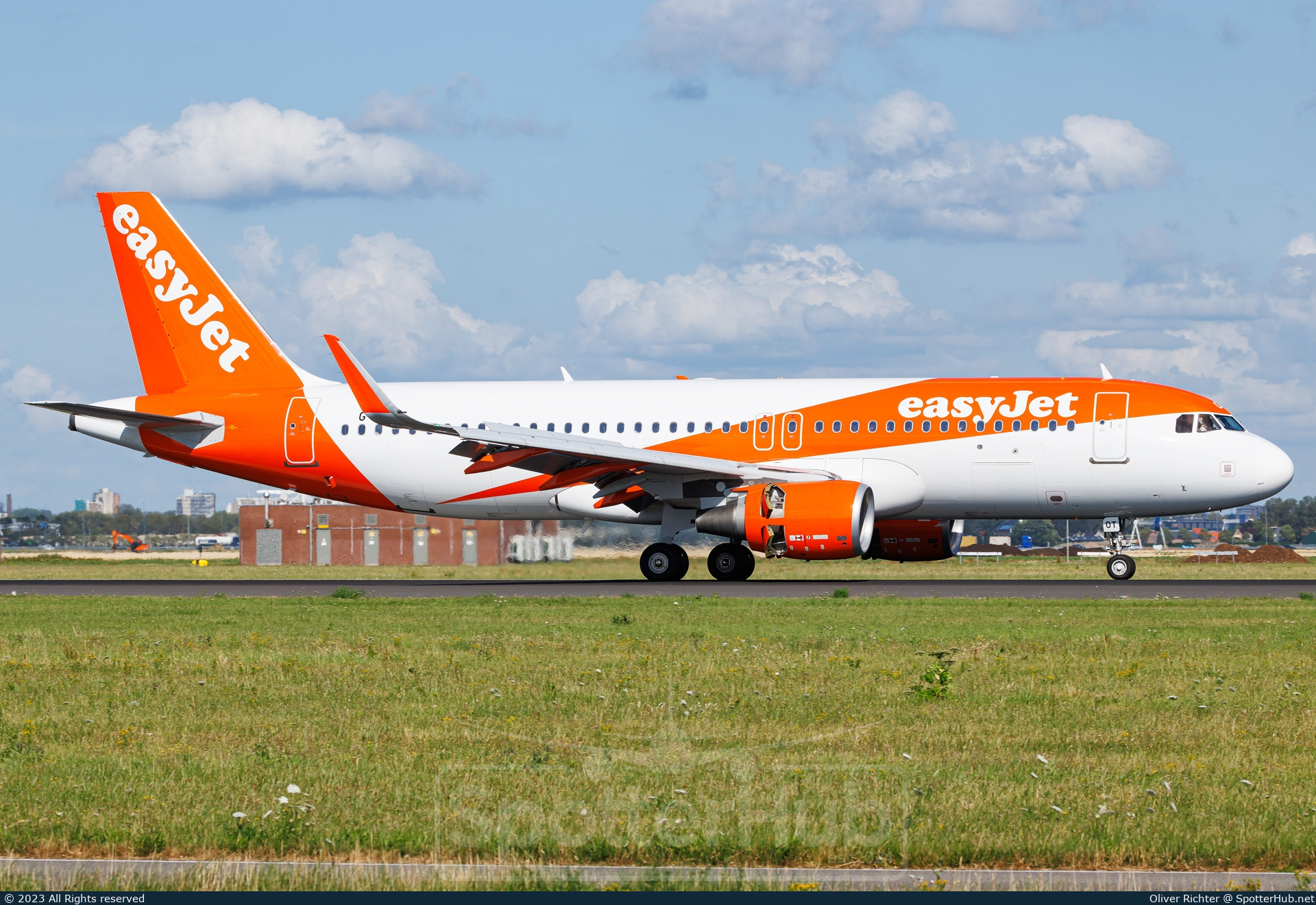 Photo of G-EZOT - Airbus A320-214 operated by easyJet