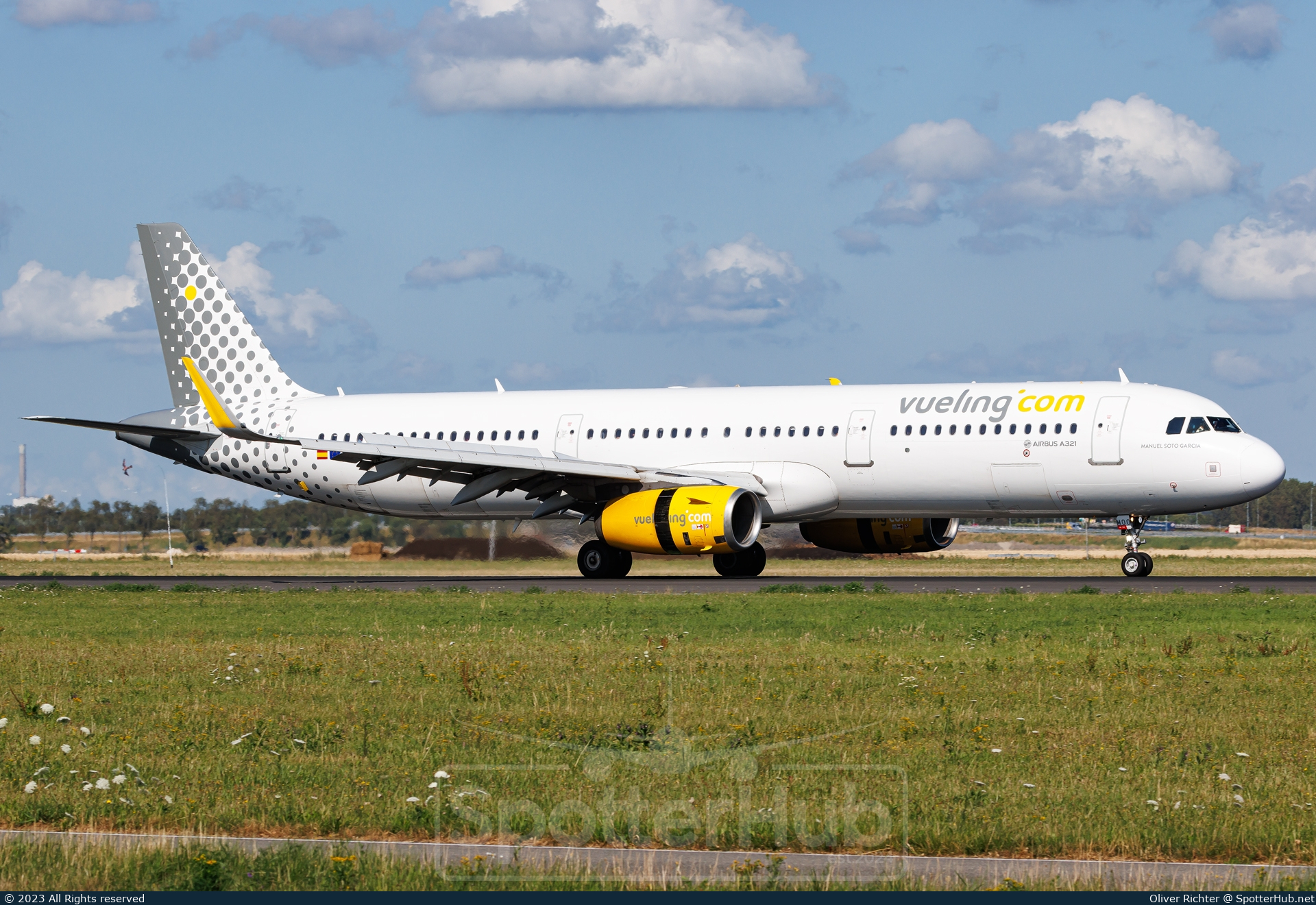 Photo of EC-MOO - Airbus A321-231 operated by Vueling