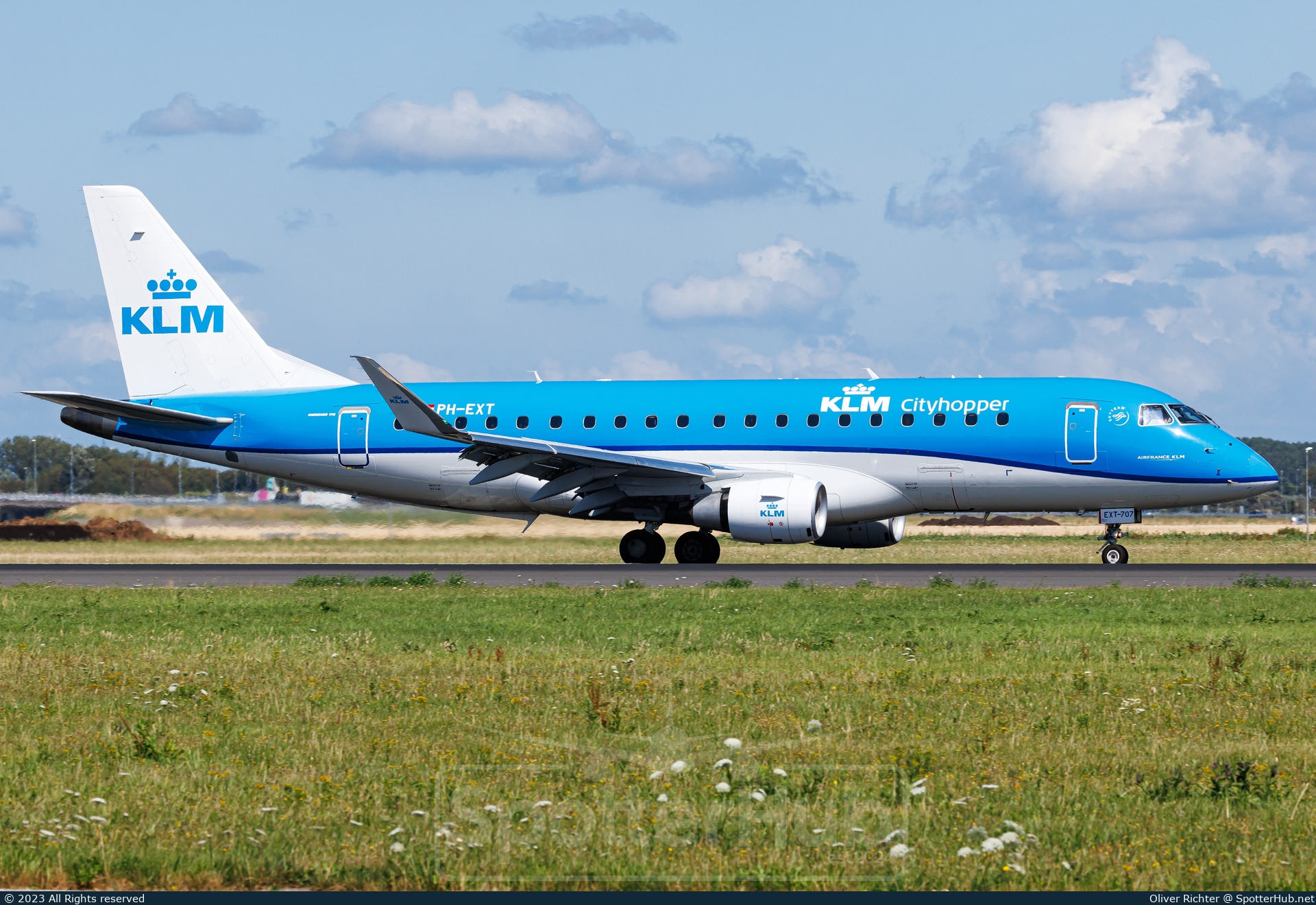 Photo of PH-EXT - Embraer ERJ-175STD operated by KLM Cityhopper