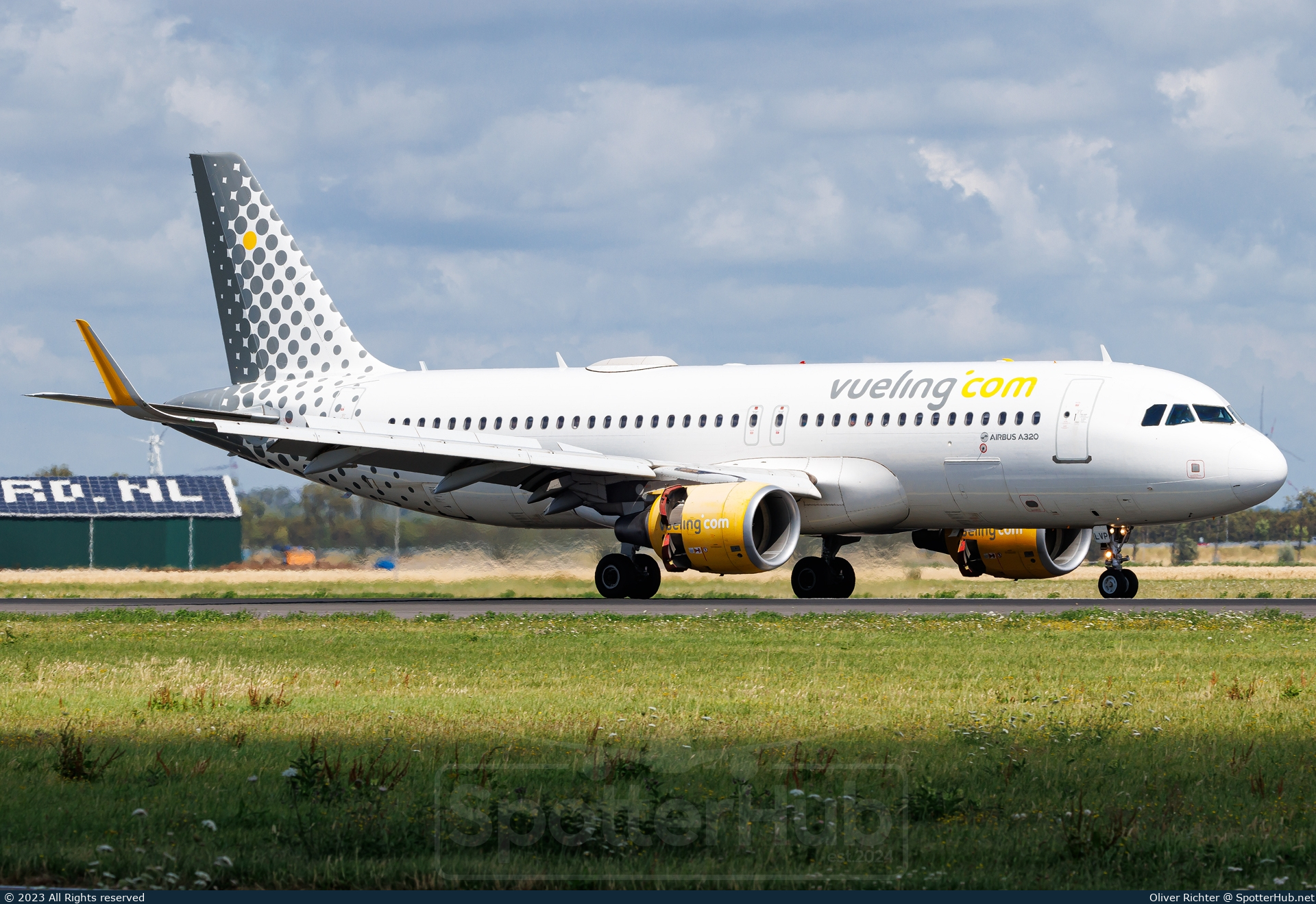 Photo of EC-LVP - Airbus A320-214 operated by Vueling
