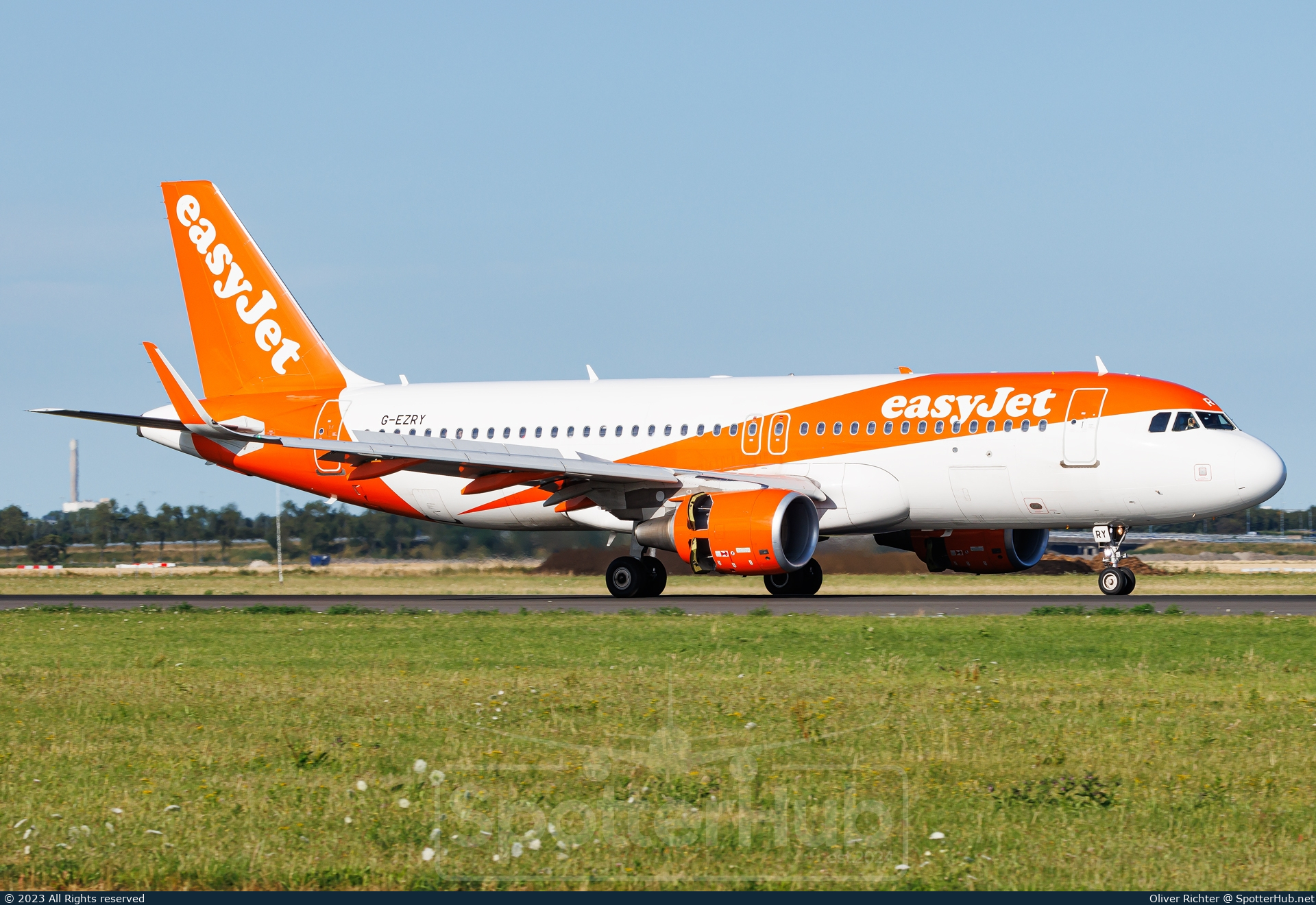 Photo of G-EZRY - Airbus A320-214 operated by easyJet